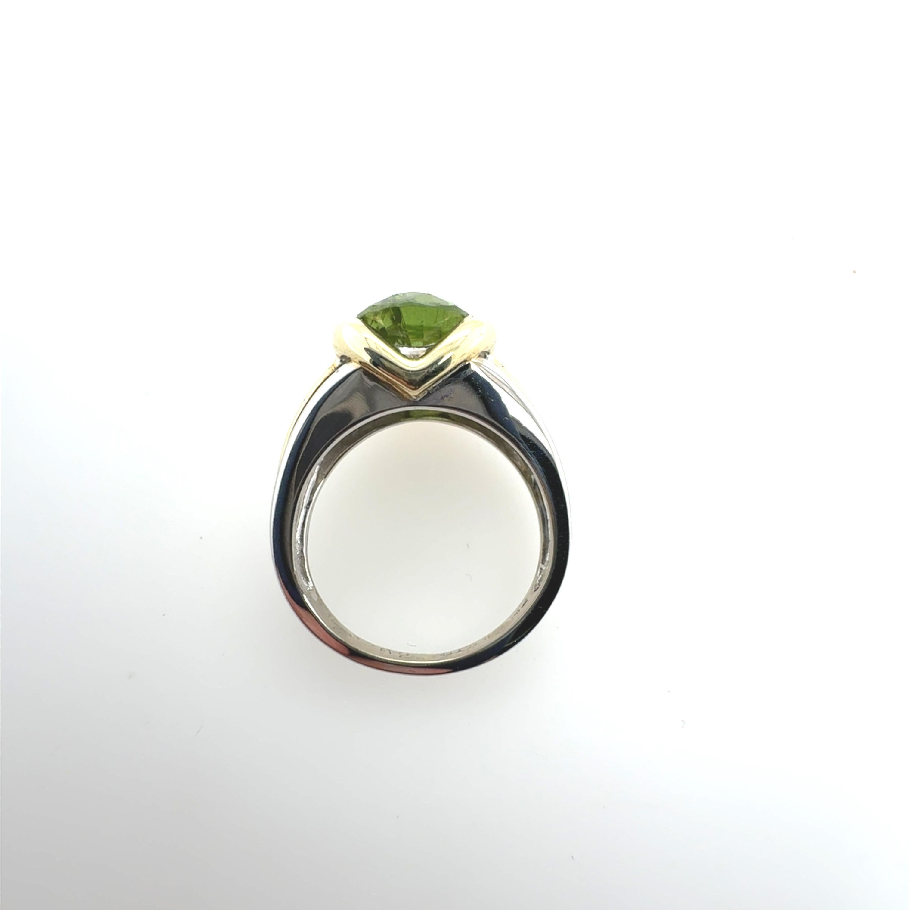 Anello da cocktail retrò in oro bicolore con peridoto verde ovale CIRCA 1995 in vendita 1