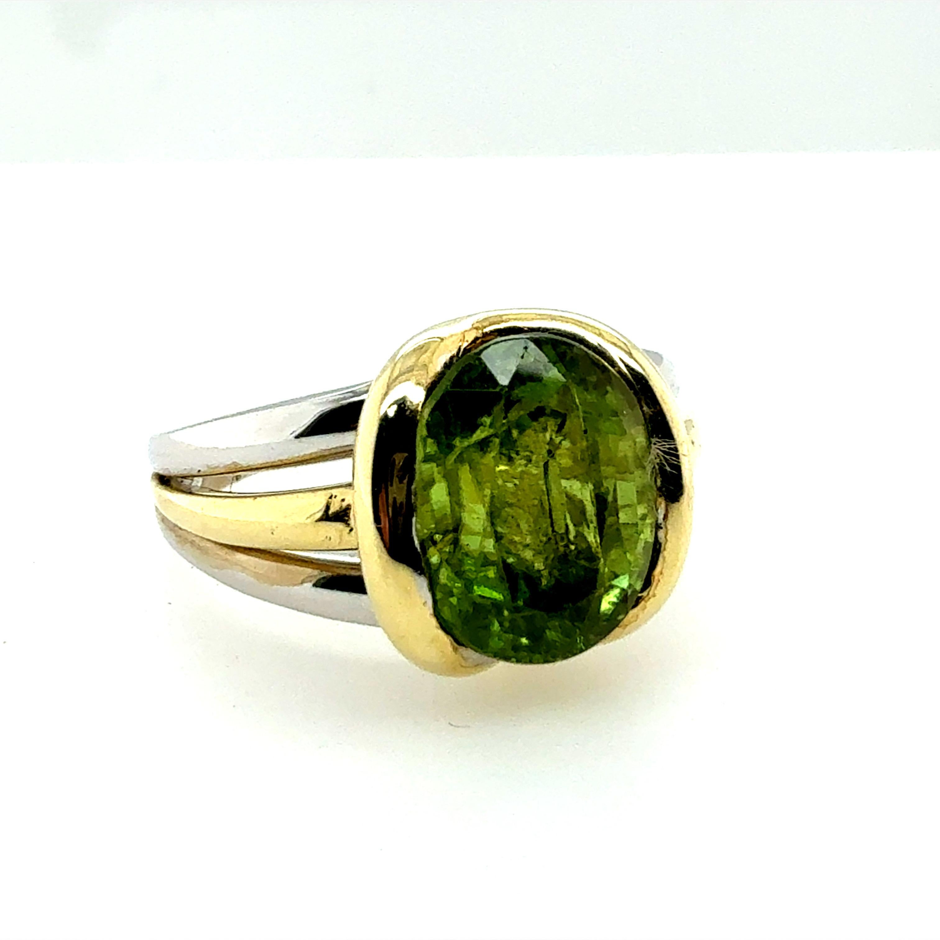 Anello da cocktail retrò in oro bicolore con peridoto verde ovale CIRCA 1995 in vendita 3