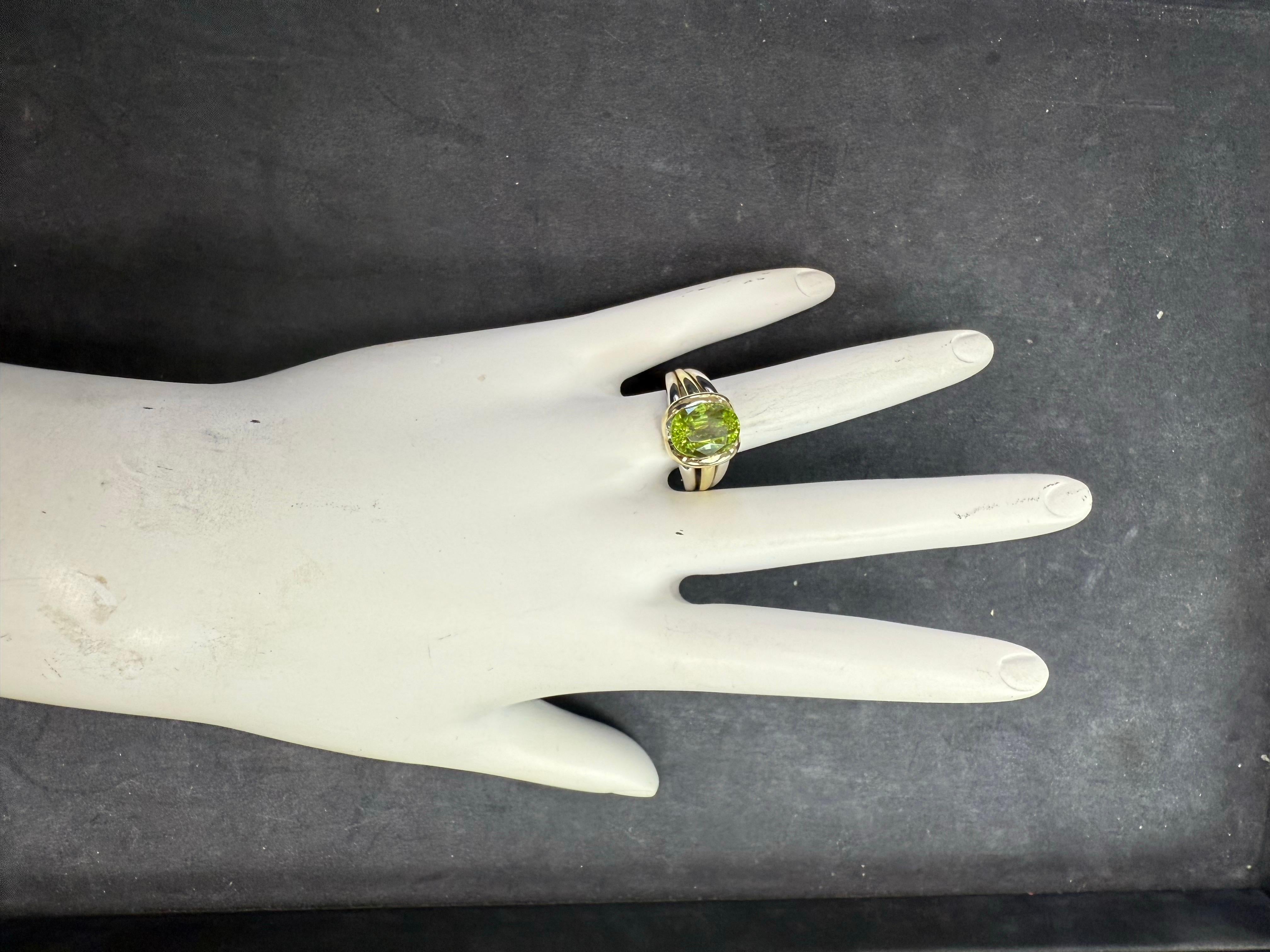 Anello da cocktail retrò in oro bicolore con peridoto verde ovale CIRCA 1995 in vendita 4