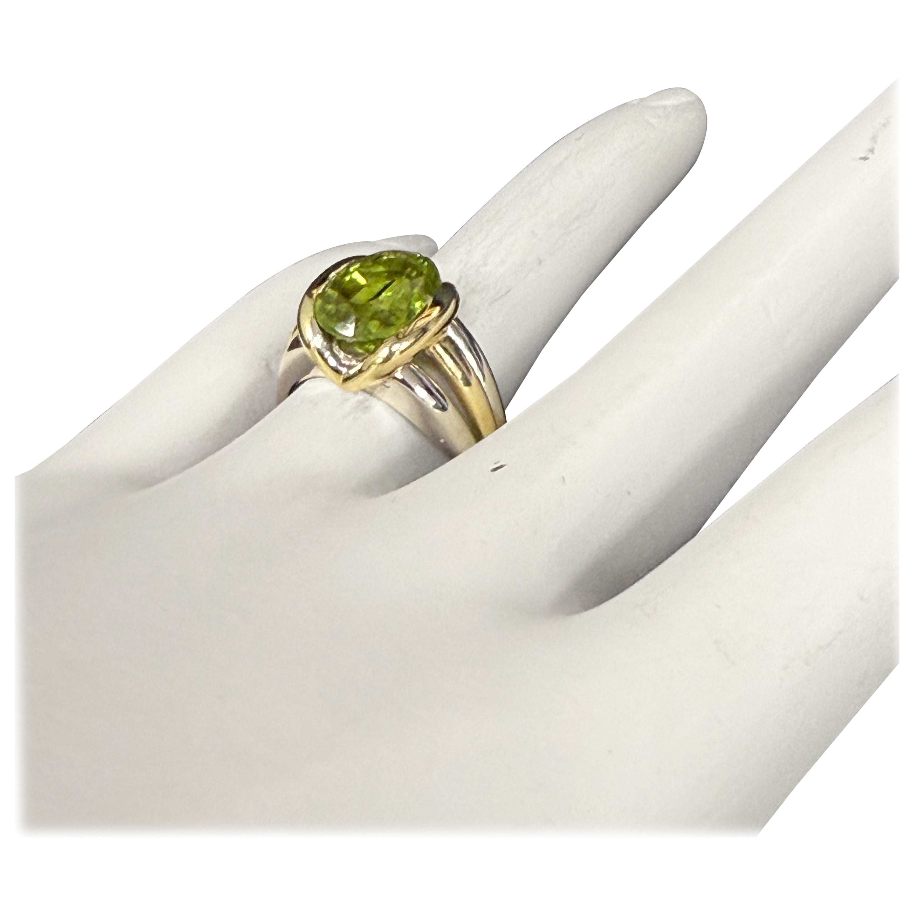 Anello da cocktail retrò in oro bicolore con peridoto verde ovale CIRCA 1995 in vendita