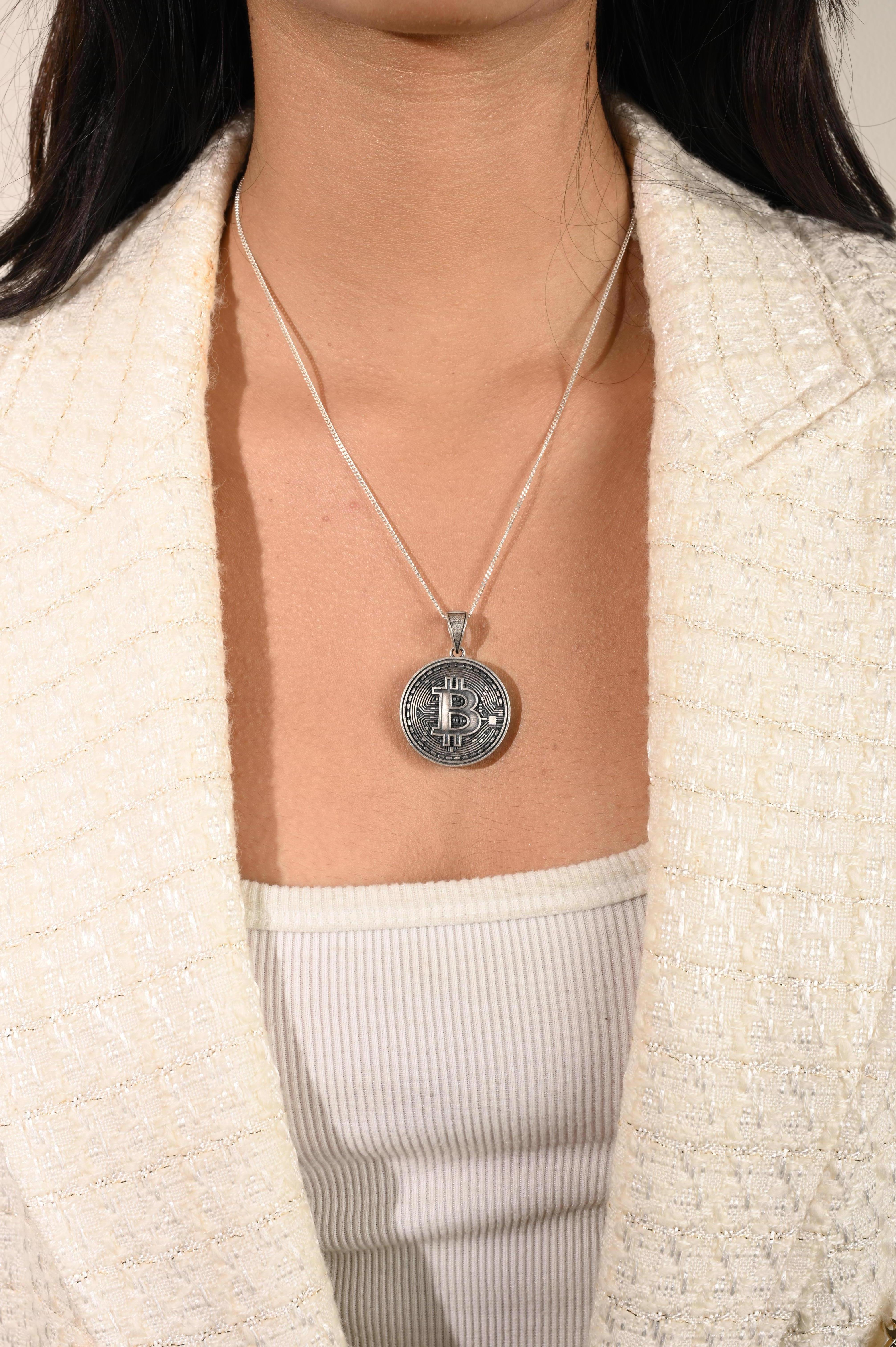 Questo ciondolo a medaglione Bitcoin Unique Crypto è un pezzo audace e moderno che unisce la cultura delle criptovalute con gioielli alla moda. Caratterizzato da un logo Bitcoin dettagliato, questo ciondolo simboleggia l'innovazione, la moneta