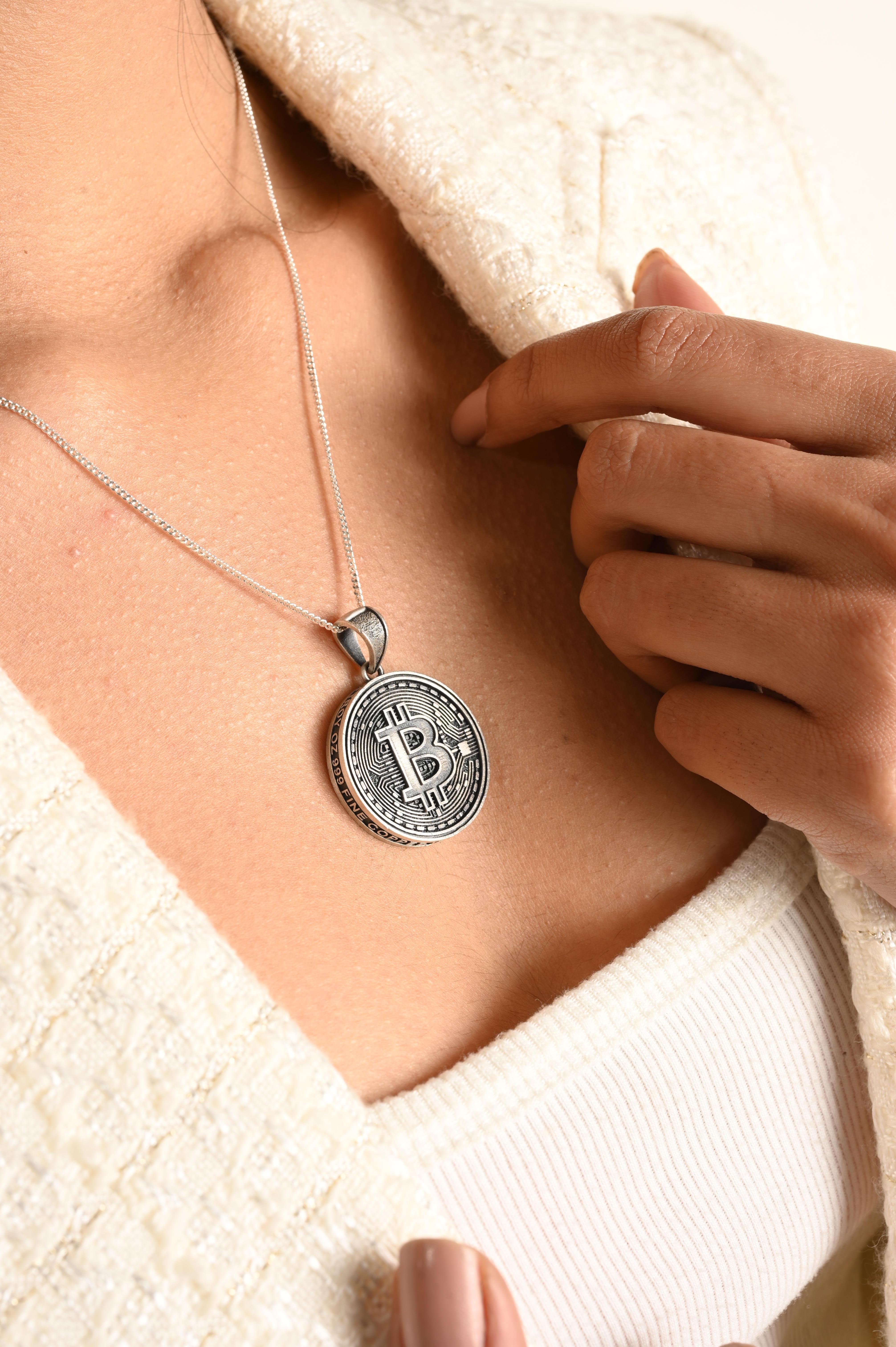 Ciondolo retrò unisex per Bitcoin, unico ciondolo per lui, realizzato in A. Silver in vendita 3