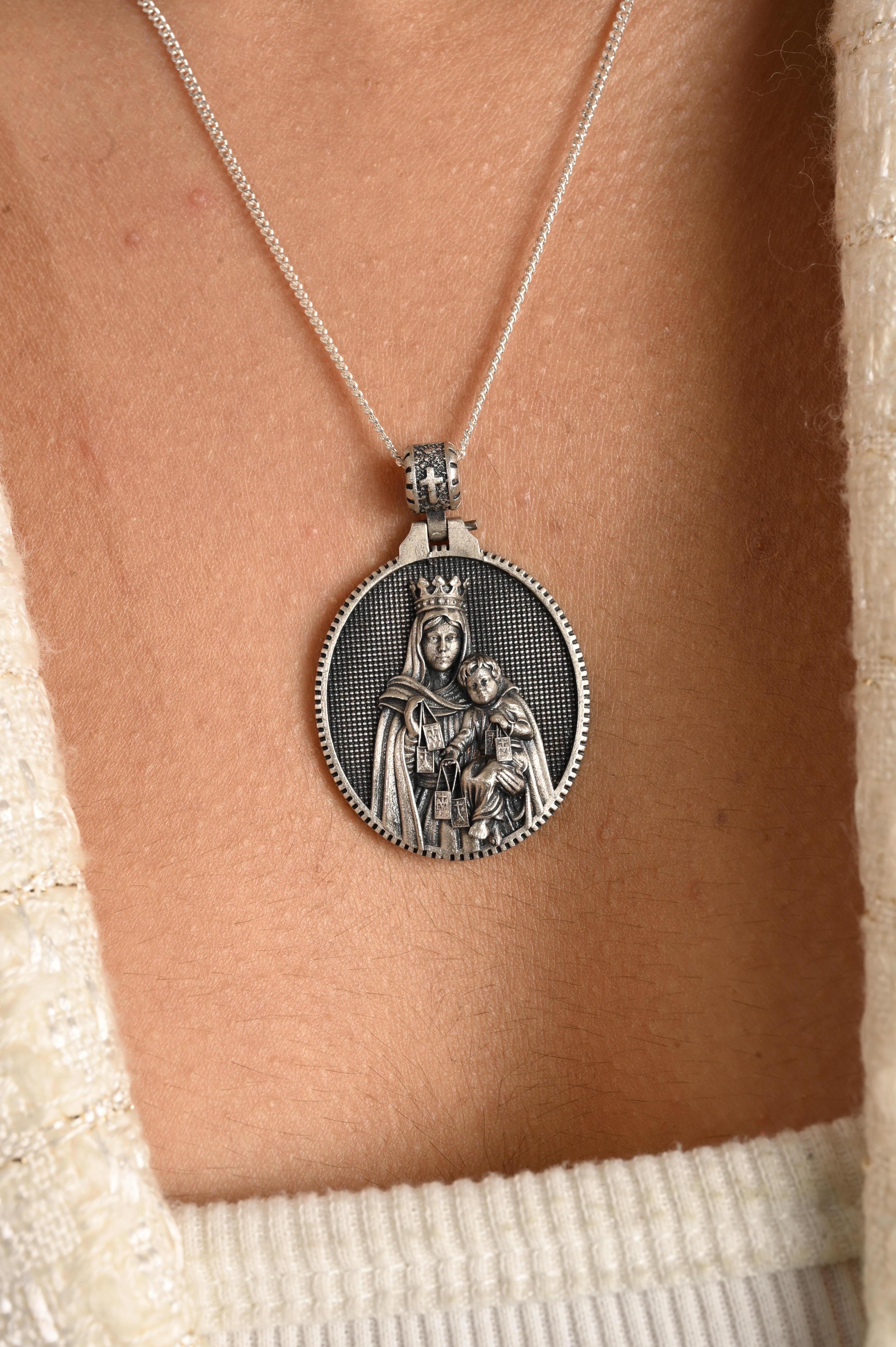 Questo ciondolo a medaglione Rever Unisex Lady of Mount Carpel è un'elegante rappresentazione della Madonna del Monte Carmelo, un simbolo venerato di grazia e protezione nella fede cattolica. I dettagli intricati catturano la Vergine Maria che tiene