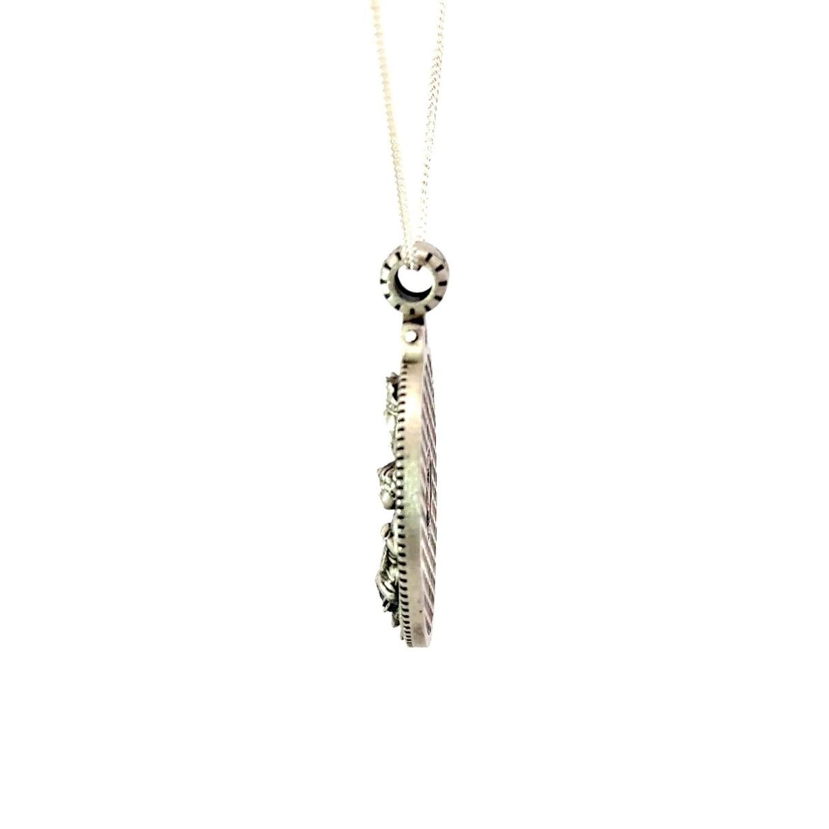 Ciondolo unisex retrò a forma di medaglione della Signora del Monte Carpello in Argento 925 in vendita 3