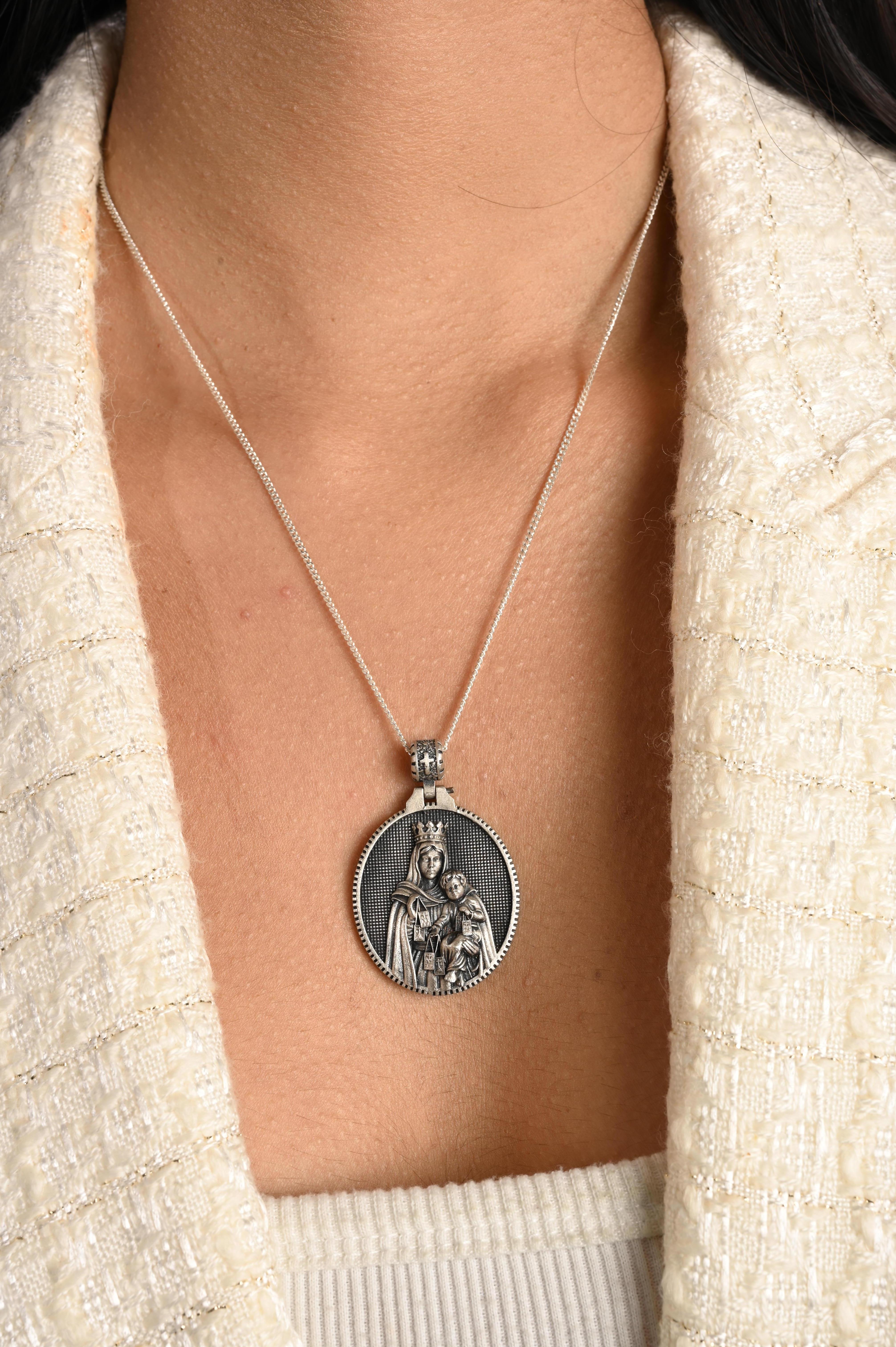 Ciondolo unisex retrò a forma di medaglione della Signora del Monte Carpello in Argento 925 in vendita 2
