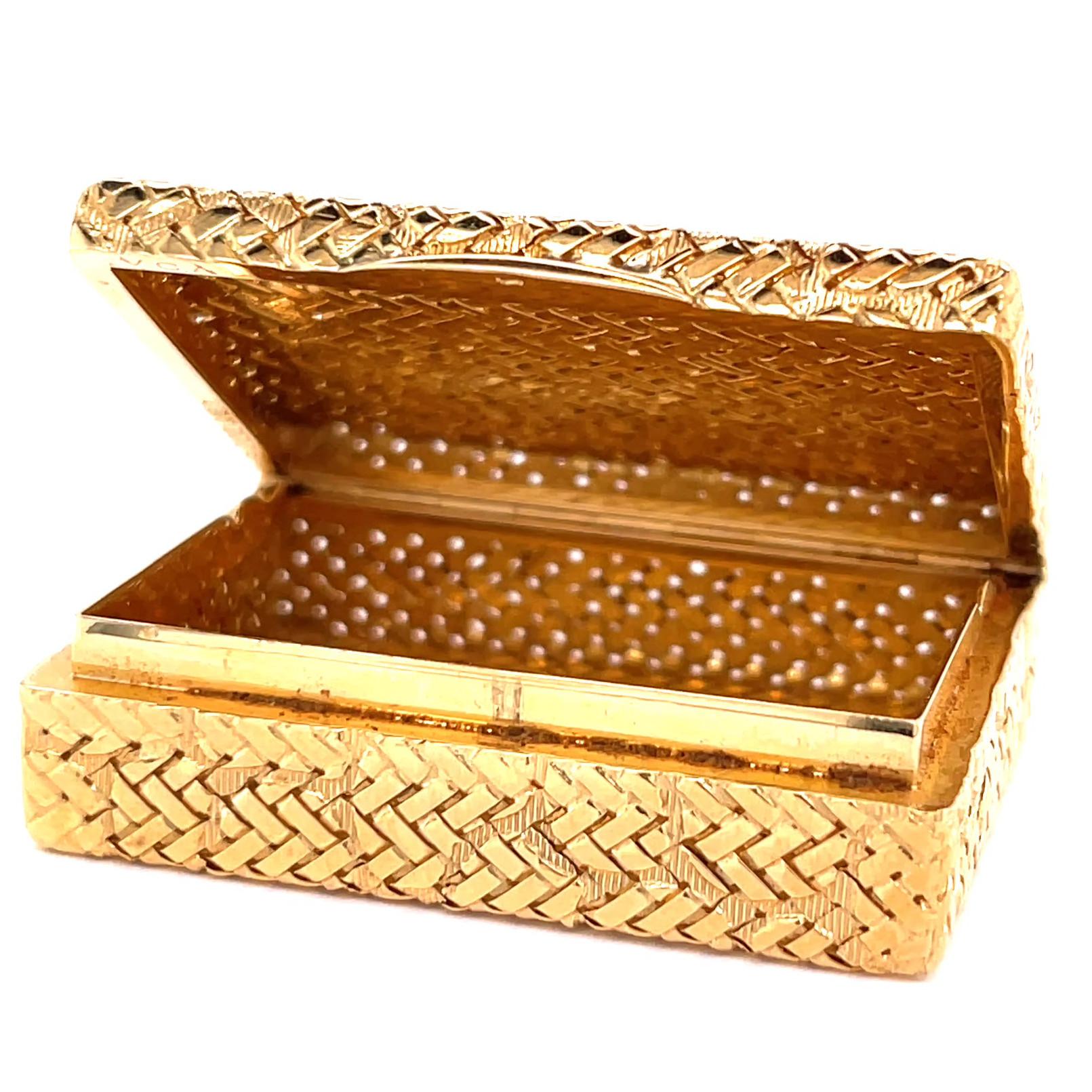 Retro Van Cleef and Arpels 18 Karat Gold Pill Box In Excellent Condition In Beverly Hills, CA
