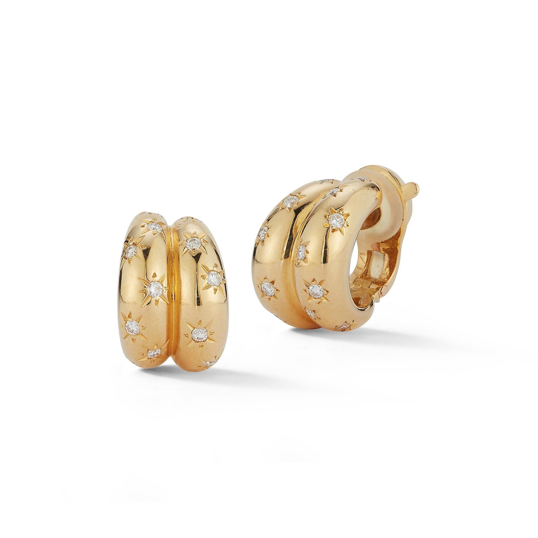 Retro Van Cleef & Arpels Diamond Hoop Earrings

18k Gold featuring an array of diamonds

Clip-On Earrings

Signed VCA and numbered

Made circa 1940
