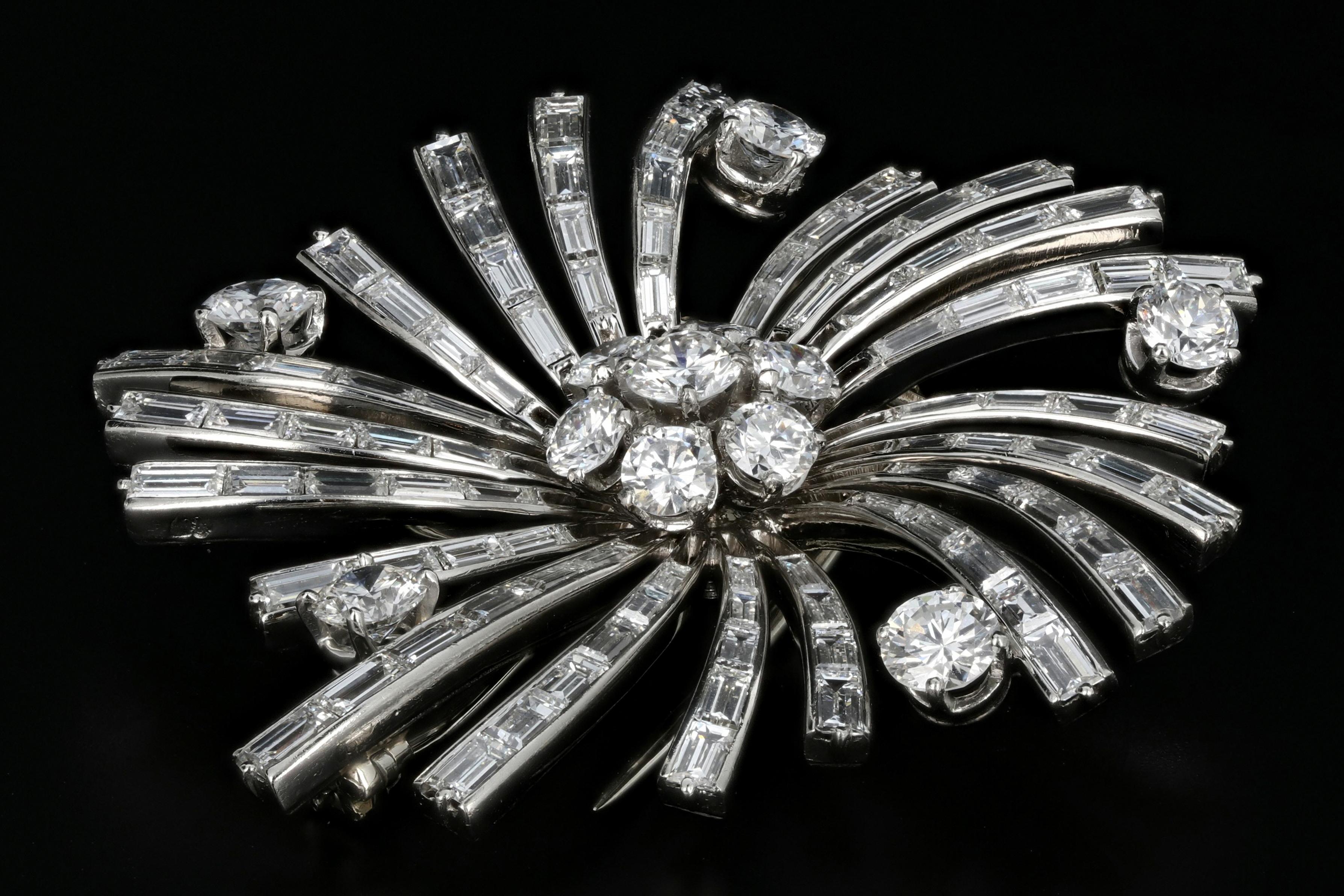 Retro Van Cleef & Arpels  Diamant-Blumenbrosche aus Platin im Zustand „Hervorragend“ im Angebot in Cape May, NJ