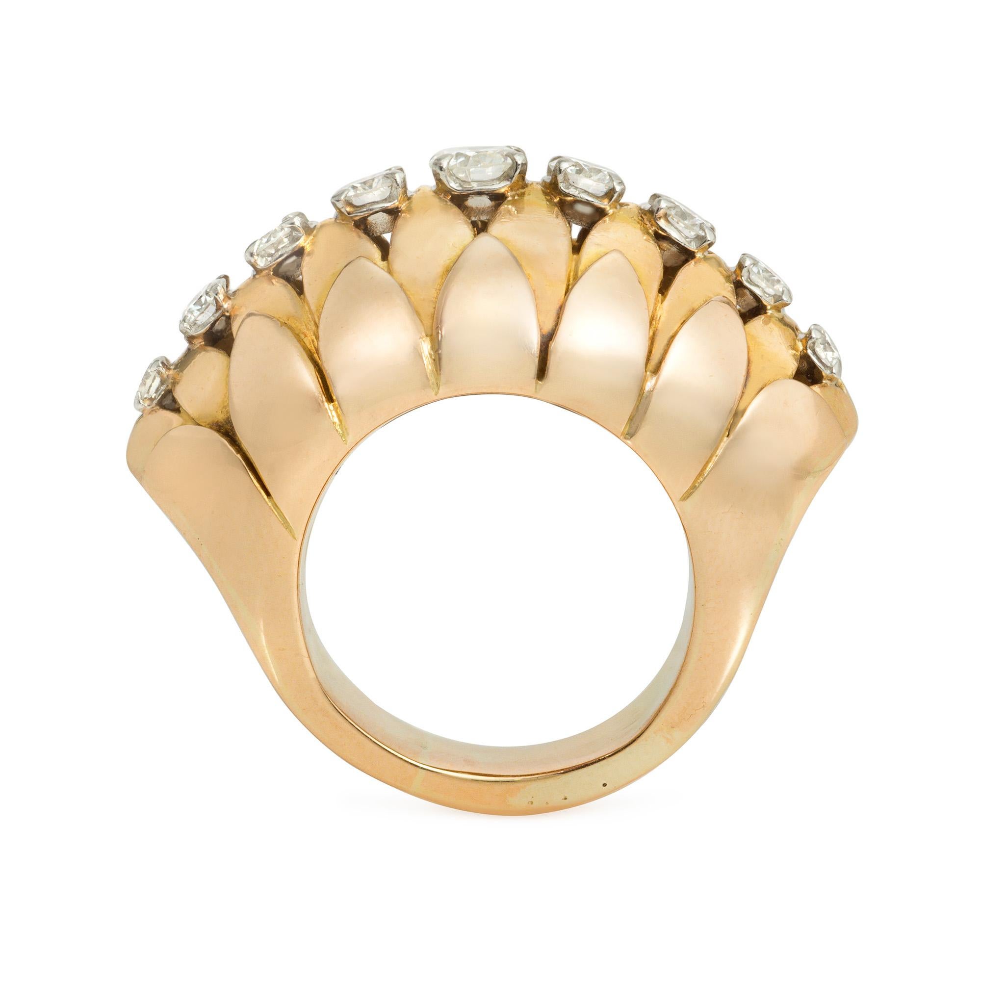 Bague bombée en diamant et or rose du milieu du siècle, à feuilles superposées, centrée par une rangée de diamants ronds et brillants gradués, en platine et 18k. Van Cleef & Arpels, France. Atw diamants .89 ct.


* Livraison gratuite
* Inclut une