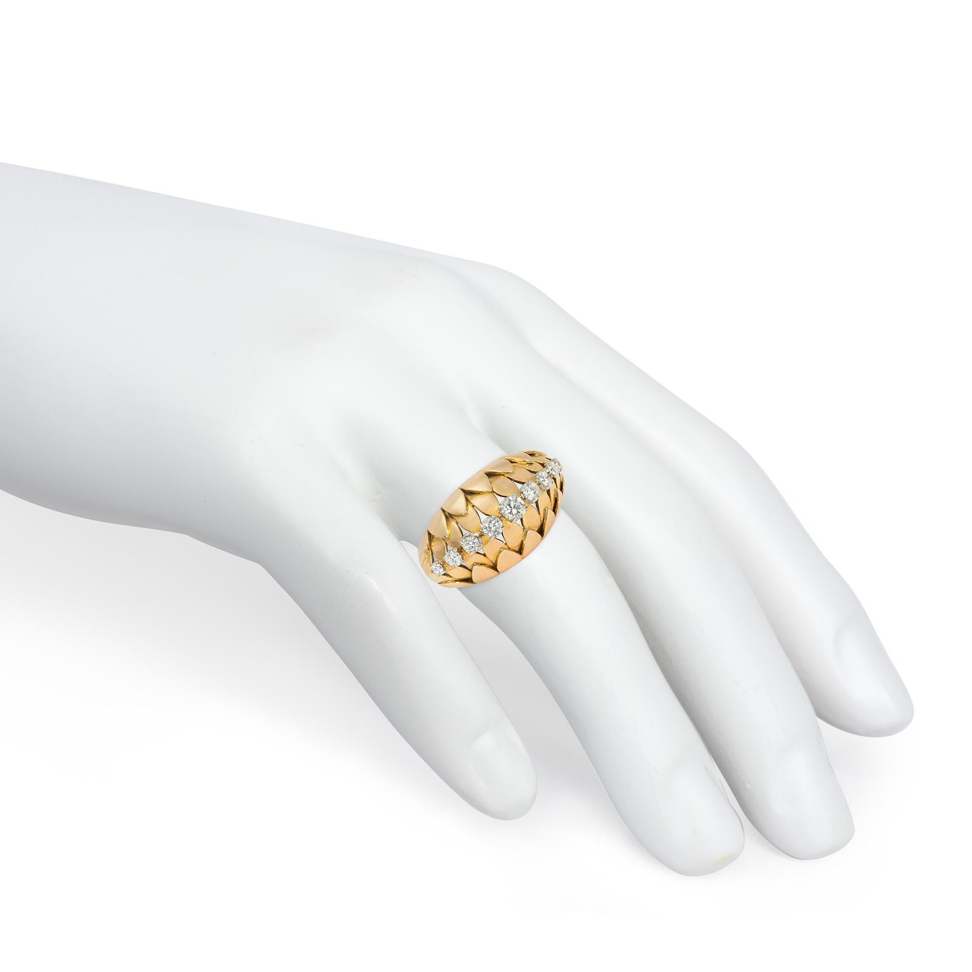 Taille brillant Bague rétro Van Cleef & Arpels en or rose et diamants bombés en vente