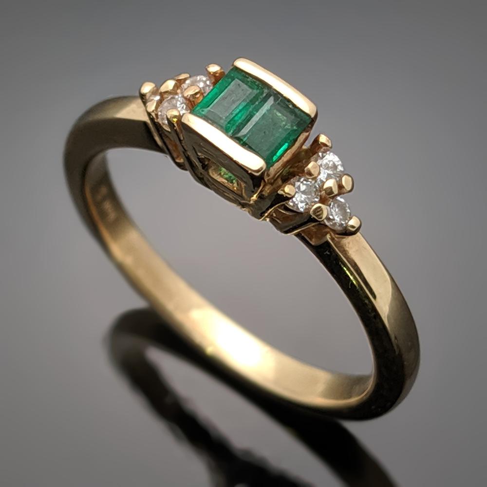 This is a stunning vintage 14kt yellow gold ring featuring two emeralds at an estimated 0.16 cttw. and six diamonds estimated 0.06 cttw. Estimated weight of gold is 2 gr. 

We will size it for you.

