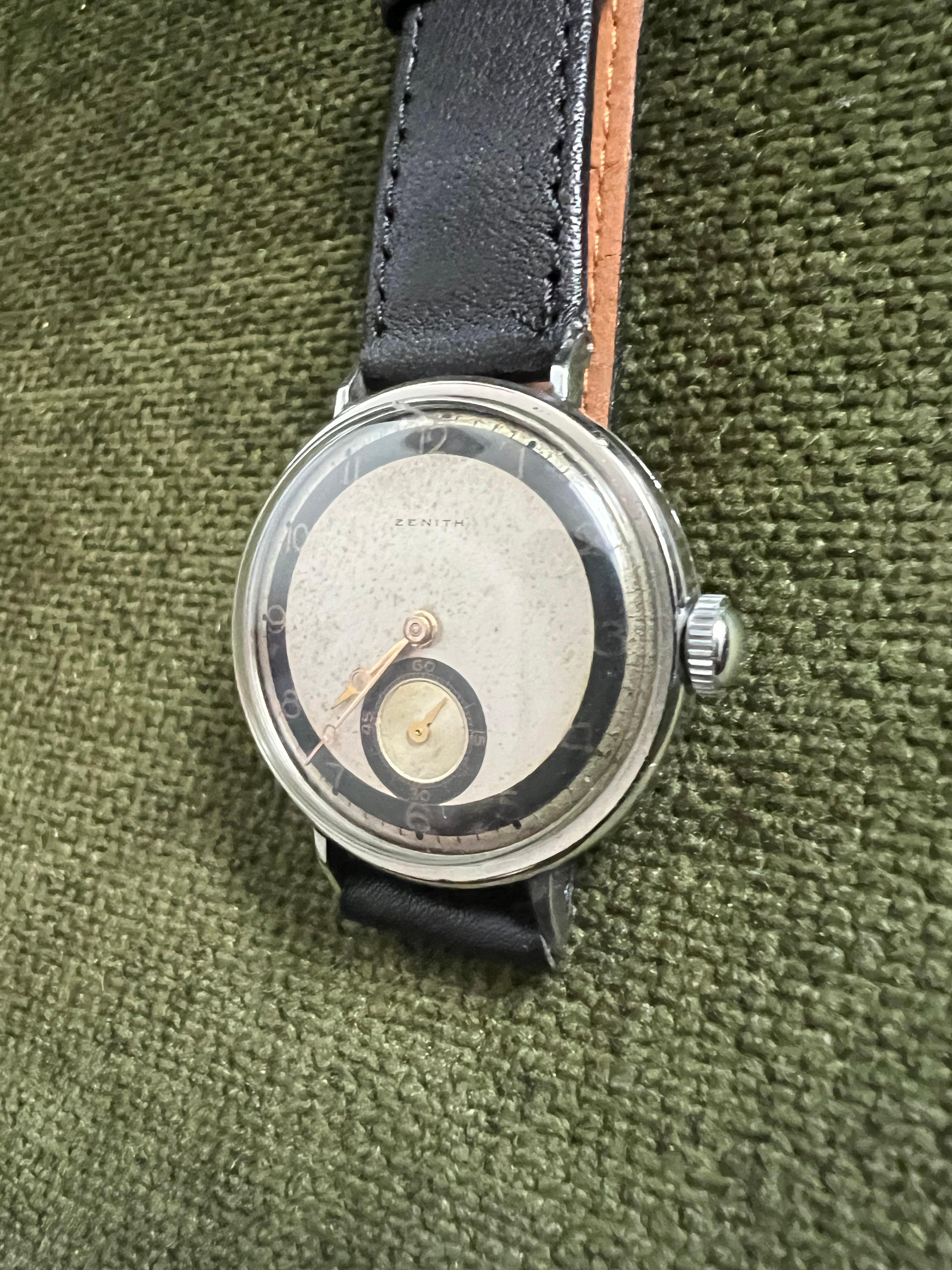 Orologio pilota Zenith vintage a 2 toni e 2 quadranti, circa anni '50, cinturino nuovo in pelle nera 

Riconosciuto e rispettato nel mercato degli orologi di oggi. A differenza dei modelli moderni, gli orologi Zenith vintage hanno un aspetto molto