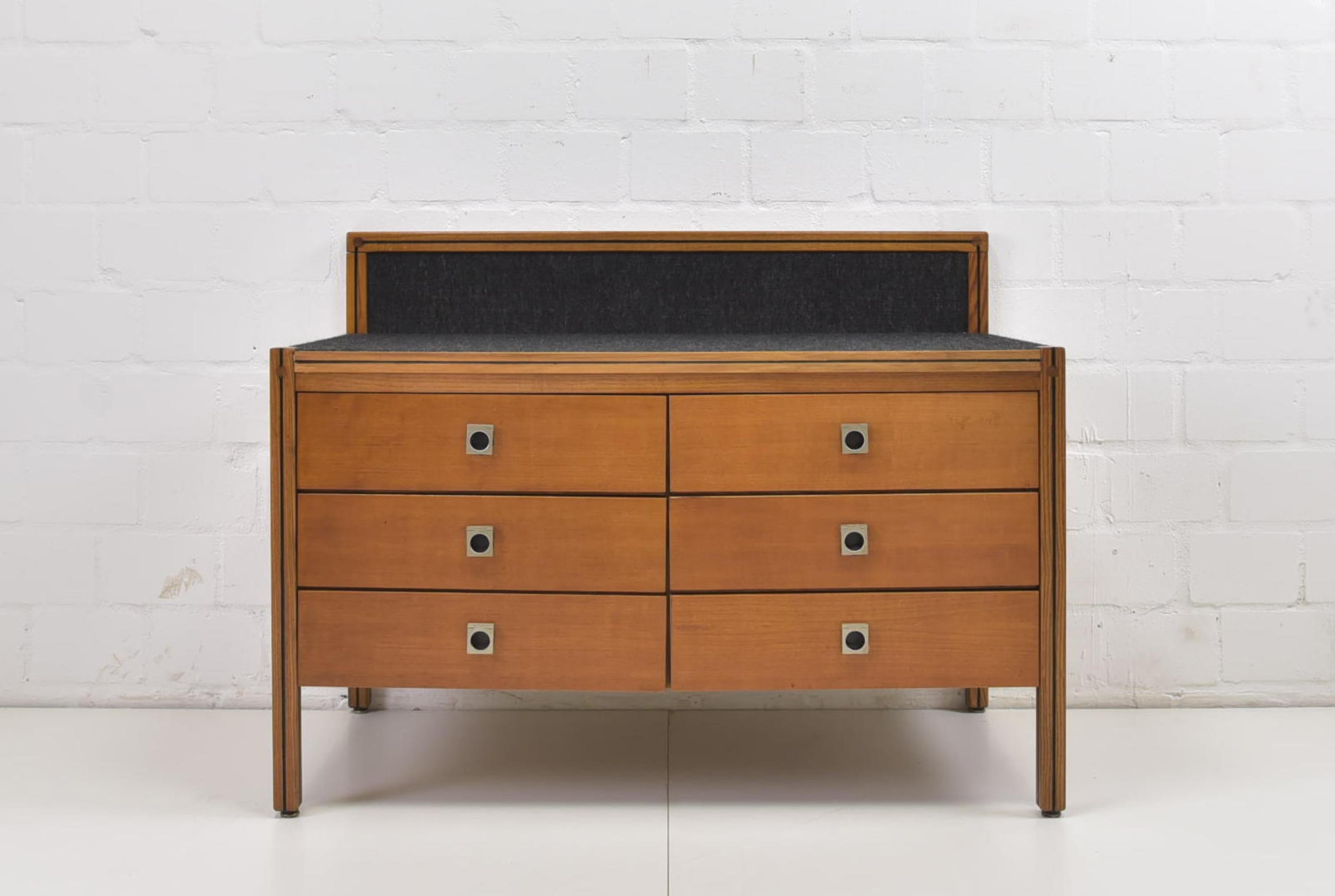 Retro Chest of drawers around 1970, chest of drawers, shoe cabinet, vintage

Features:
Type of wood probably ash
Very stable design
Top covered with fabric, therefore also suitable for sitting
6 drawers with original handles
Stylish,