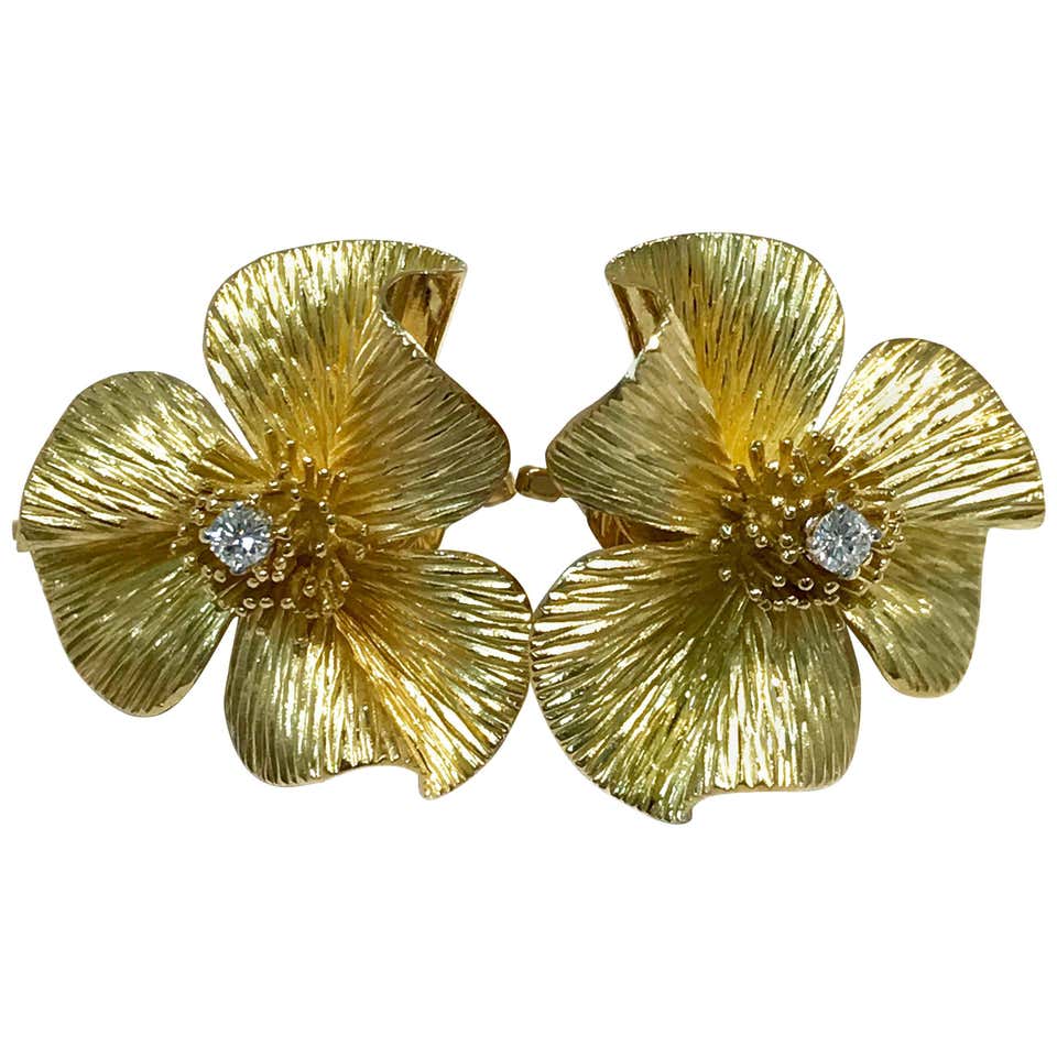 Flower shape gold earrings Clearance