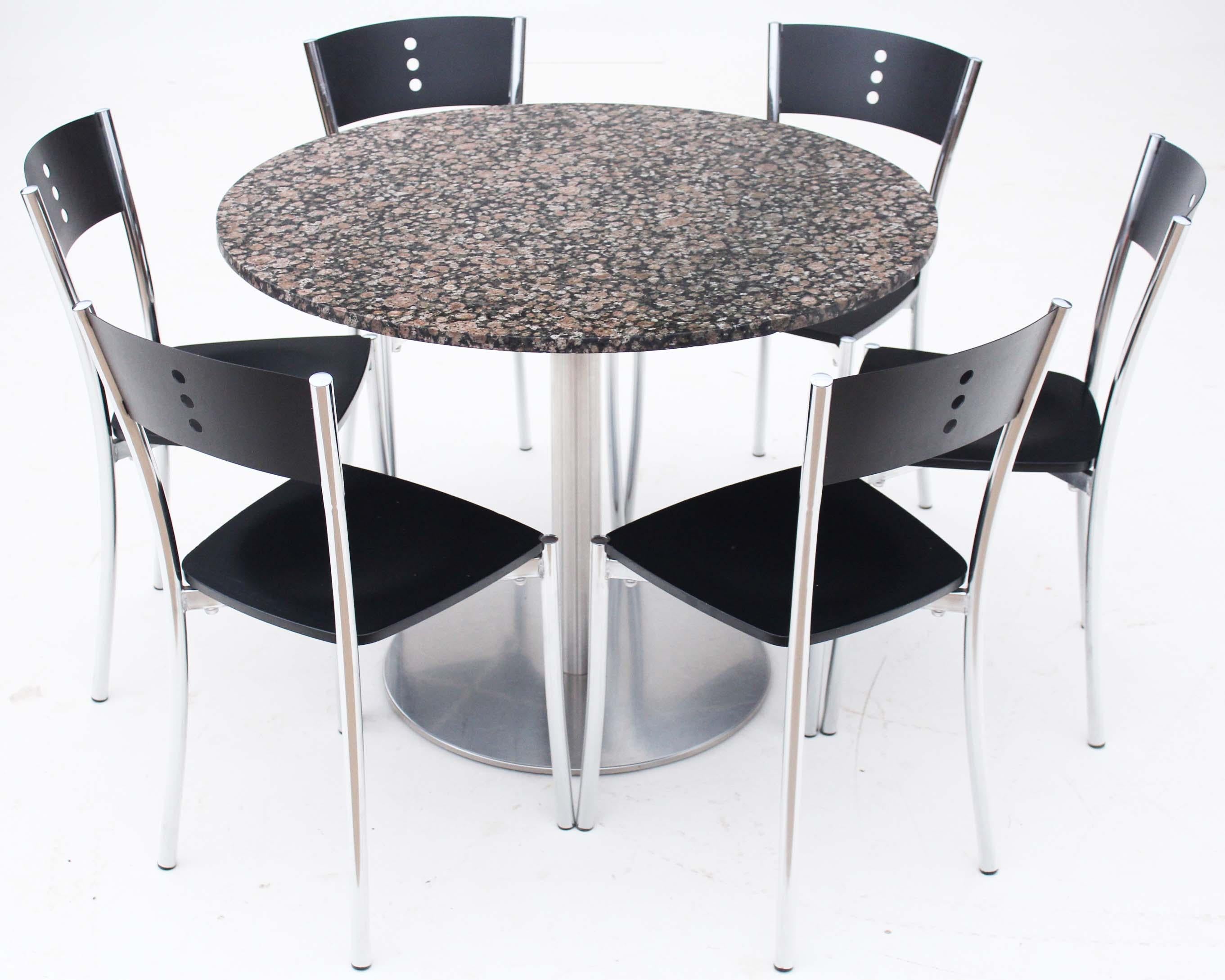 Retro vintage granite table and 6 chrome black dining bistro kitchen chairs.

Late 20th Century.

Breathtaking baltic brown granite table top.

Lovely proportions and styling.

Would look great in the right location, is attractive and aesthetically