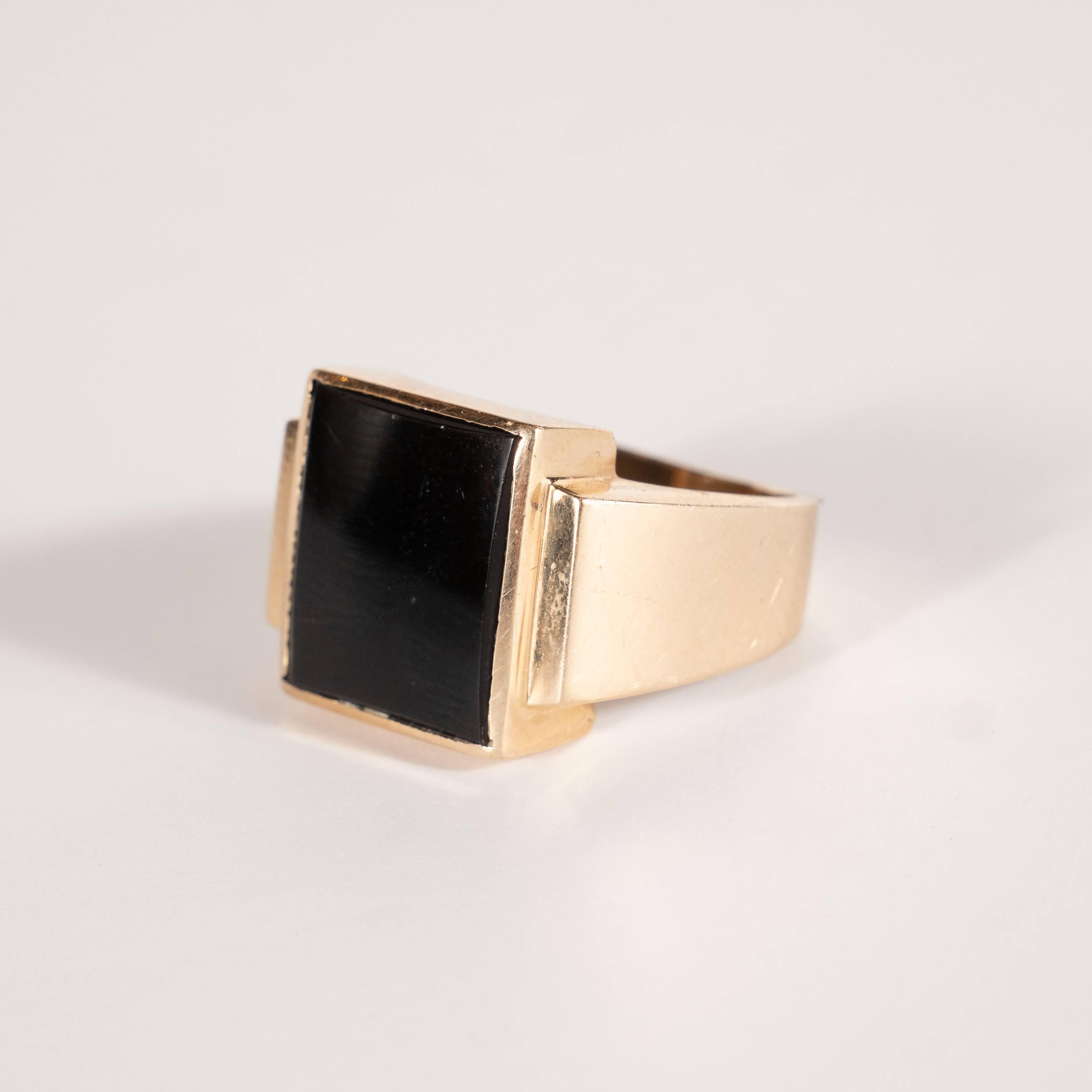 Retro Vintage Men's Black Onyx Ring in 14 Karat Yellow Gold In Excellent Condition In New York, NY