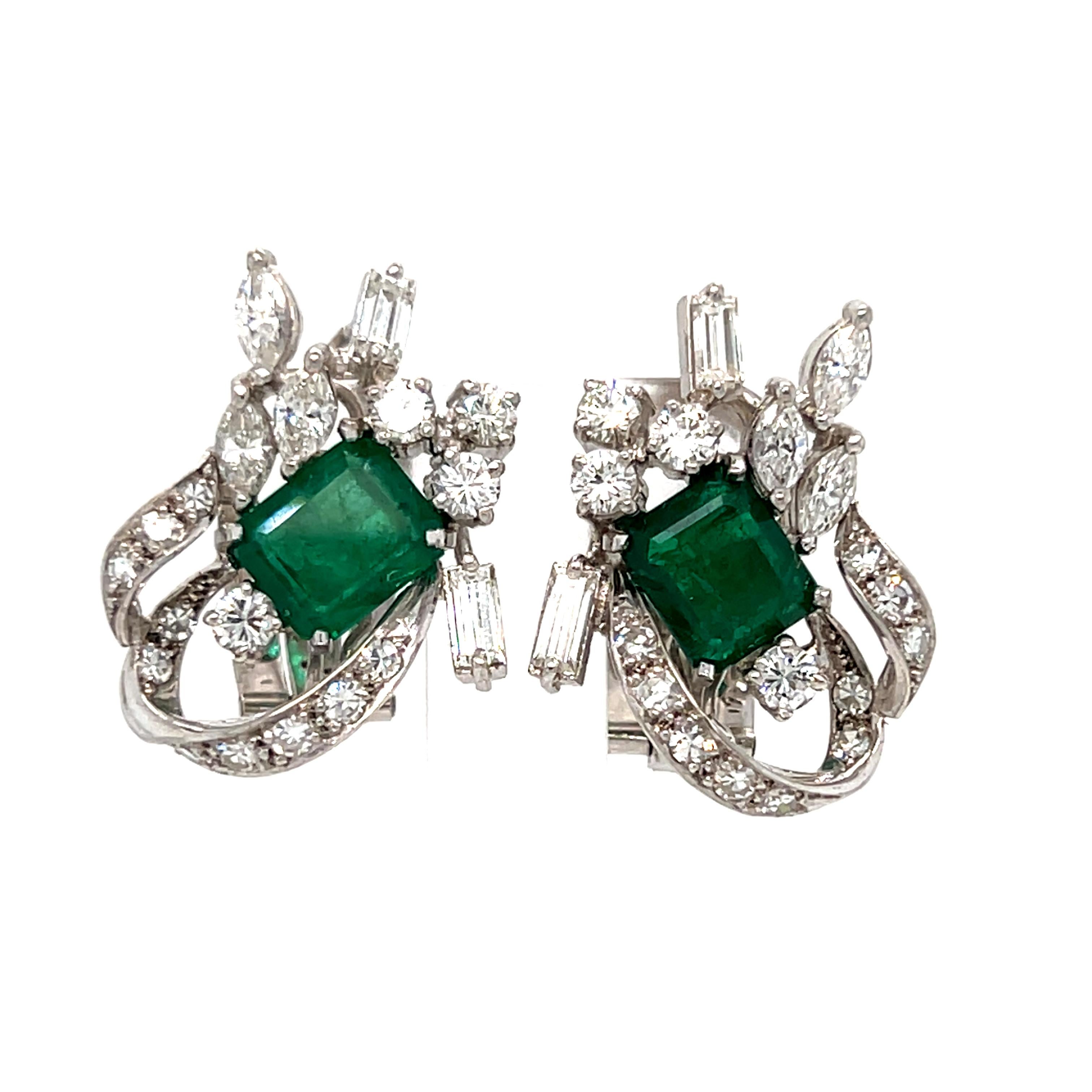 Si ce ne sont pas les boucles d'oreilles rétro en émeraude et diamant les plus parfaites que j'ai vues depuis très longtemps, je ne sais pas ce que c'est ! Réalisé en or blanc 18 carats, ce modèle présente de grandes et magnifiques émeraudes vertes