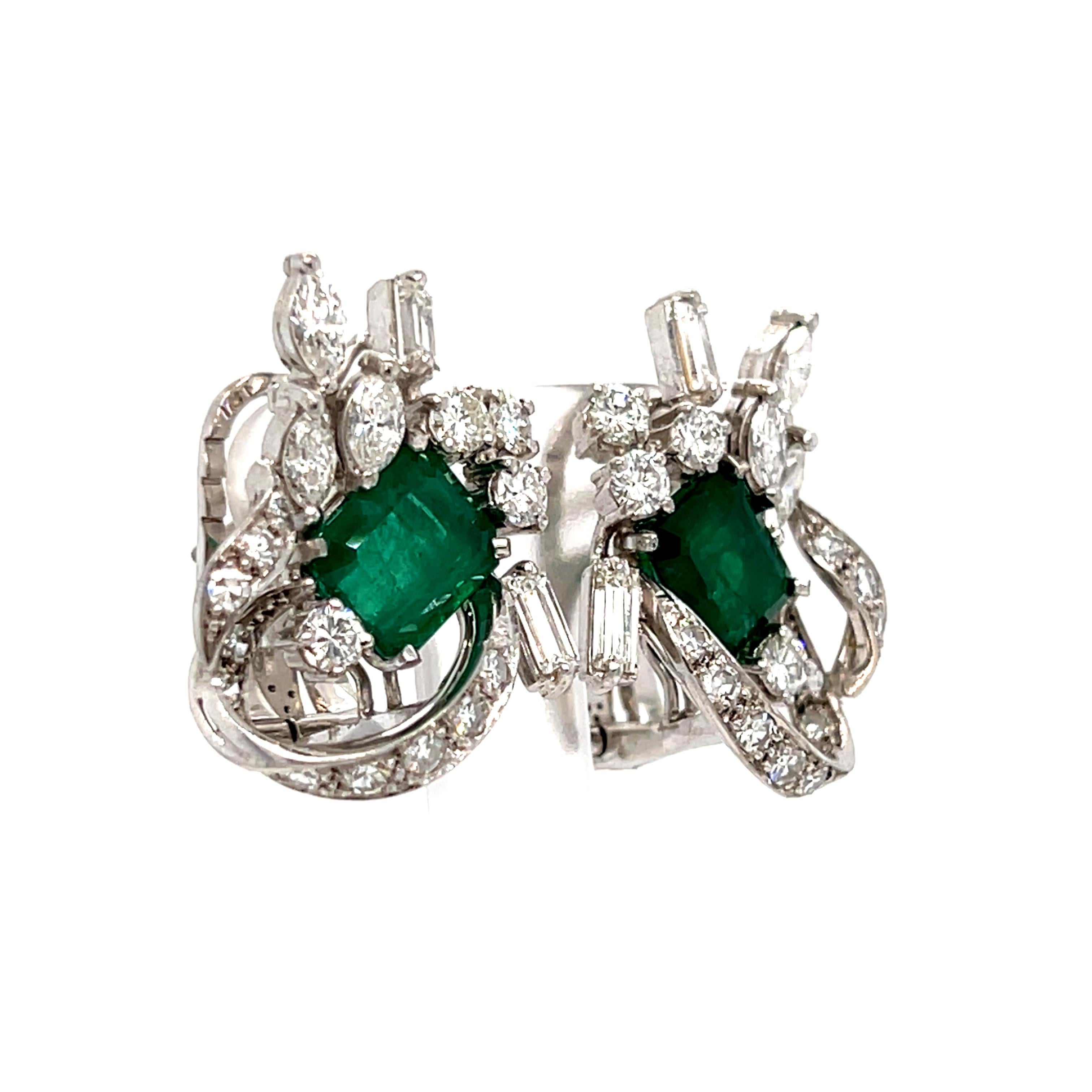Rétro Boucles d'oreilles pendantes en or blanc 18 carats avec émeraude naturelle et diamant. en vente