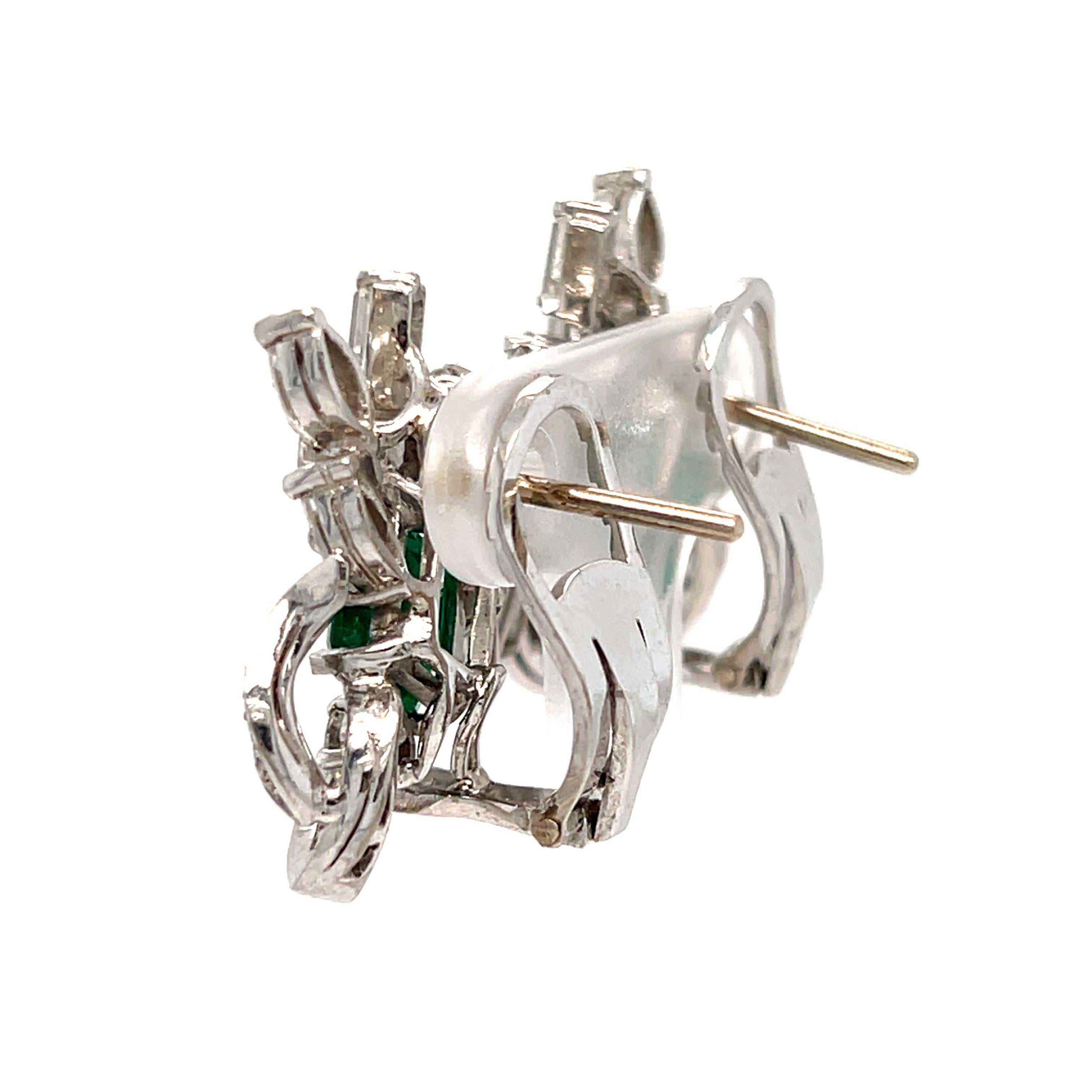 Taille émeraude Boucles d'oreilles pendantes en or blanc 18 carats avec émeraude naturelle et diamant. en vente
