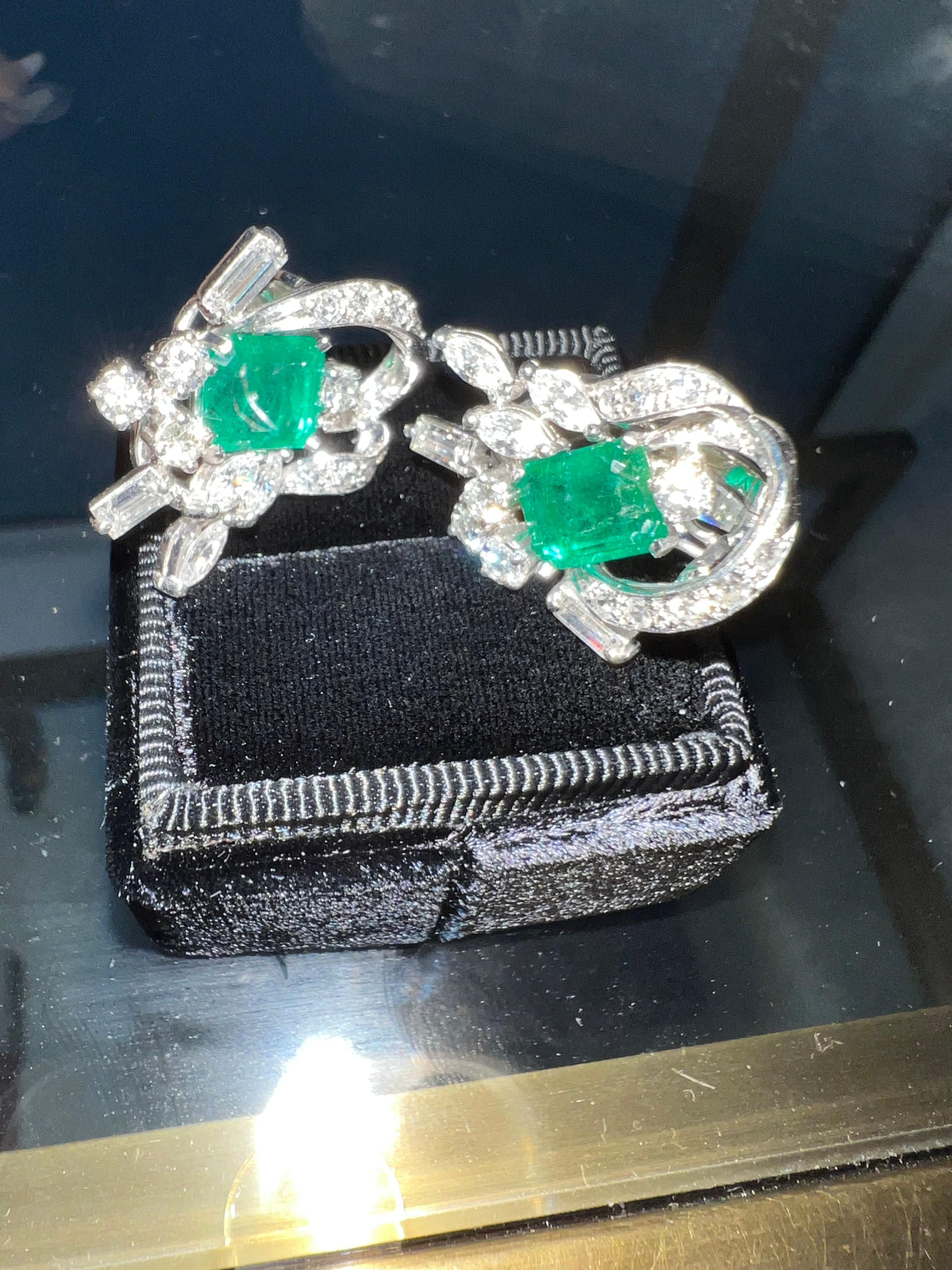 Boucles d'oreilles pendantes en or blanc 18 carats avec émeraude naturelle et diamant. Bon état - En vente à San Francisco, CA