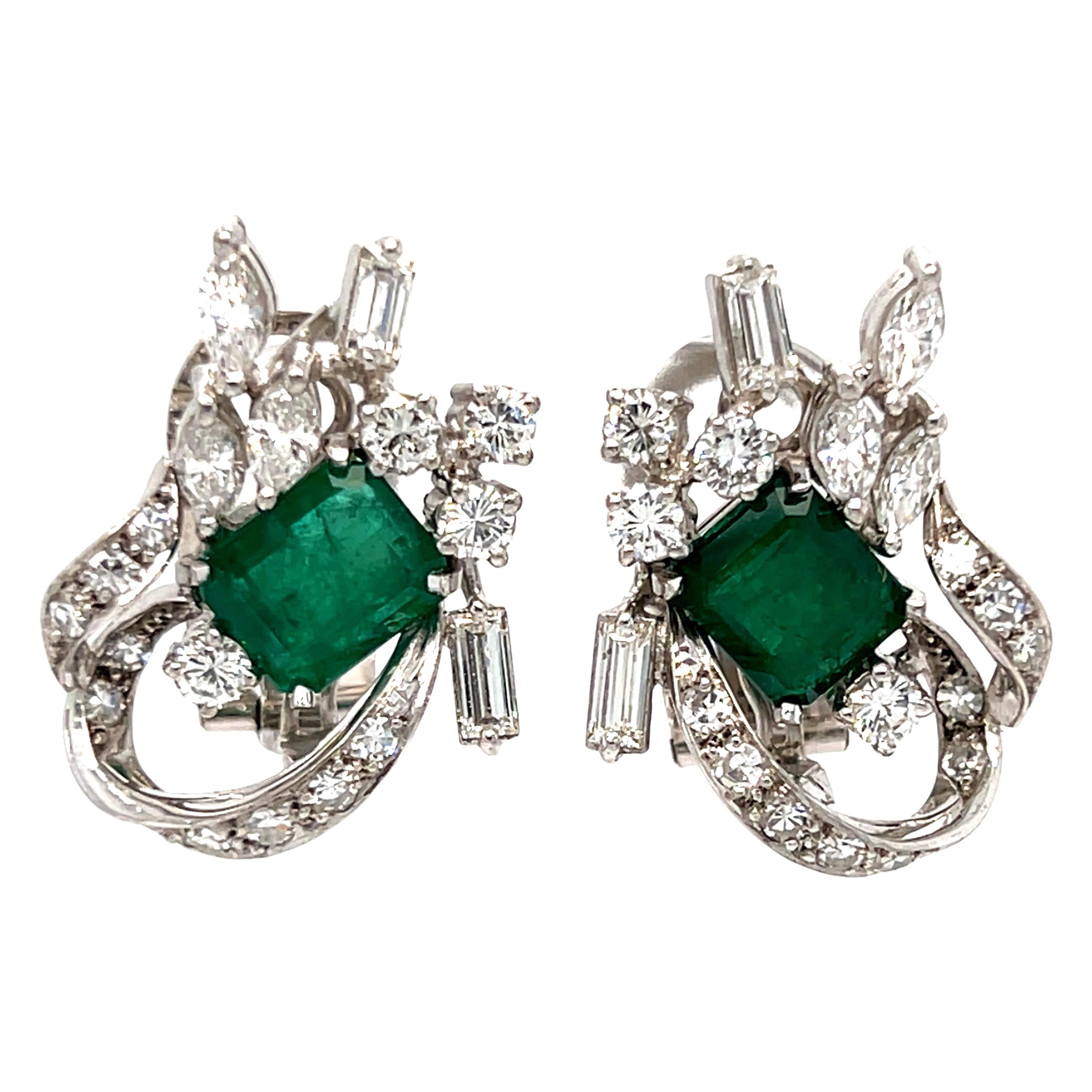 Boucles d'oreilles pendantes en or blanc 18 carats avec émeraude naturelle et diamant.