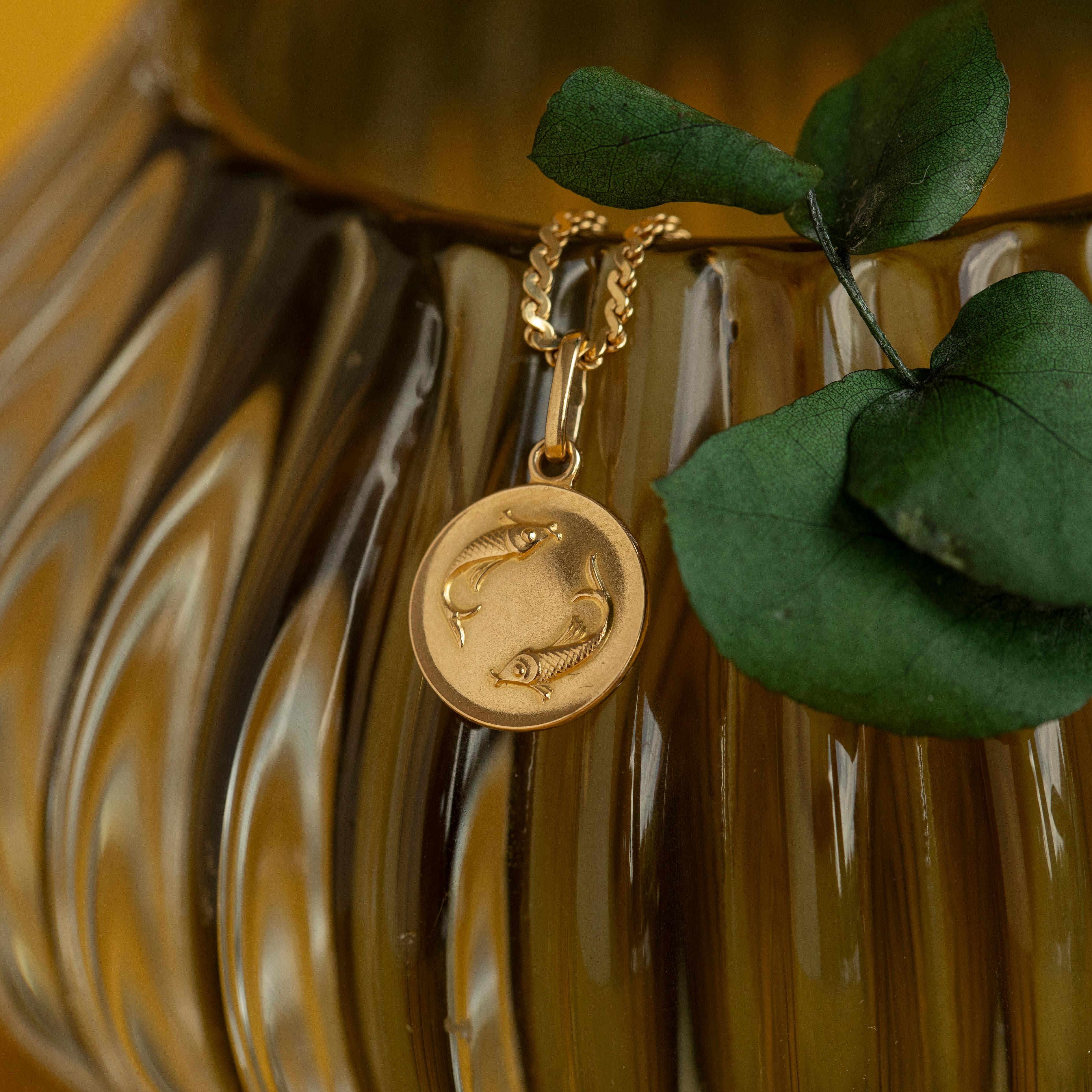 da uomo o donna Charm Medaglione Pesci d'epoca in oro giallo 18 carati in vendita