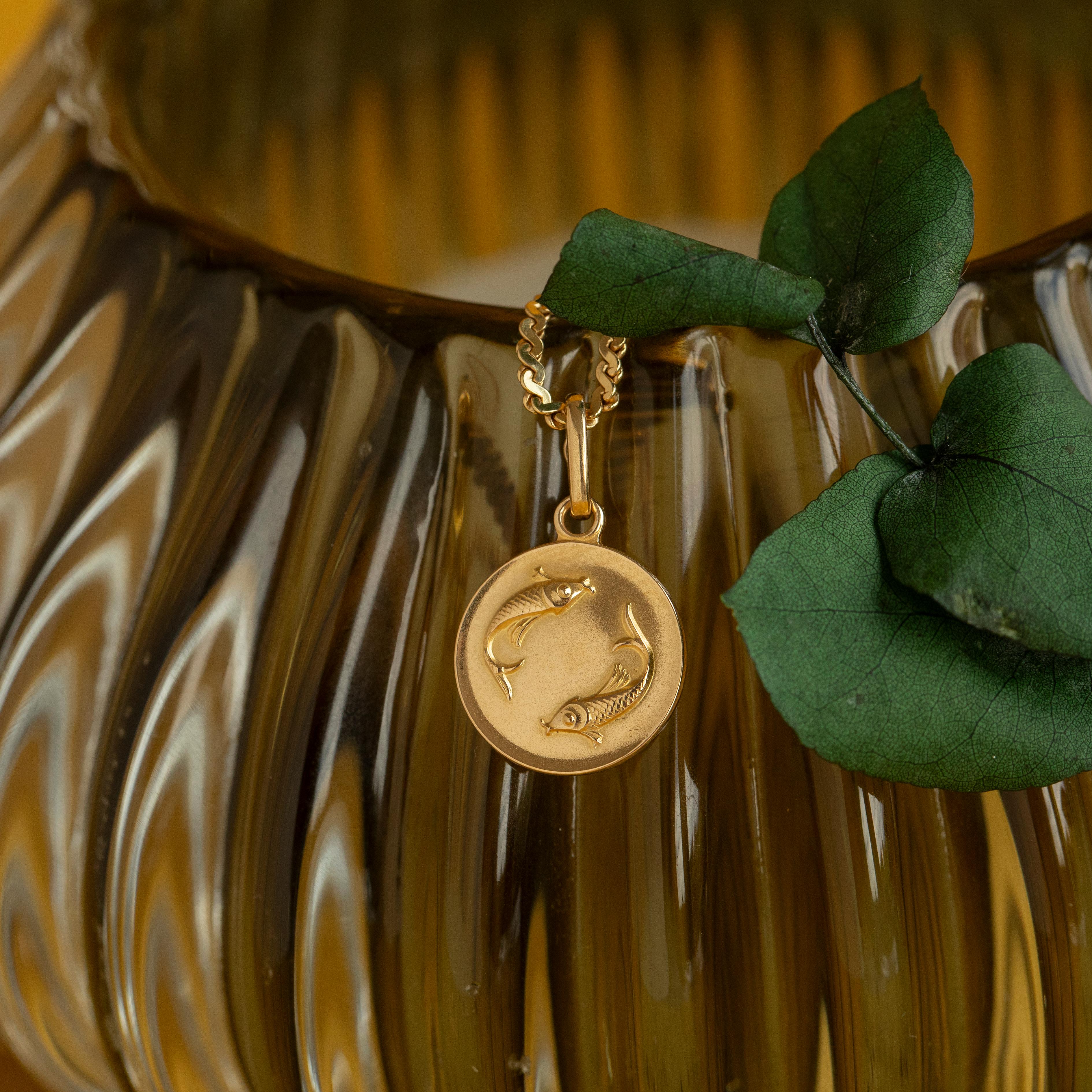 Charm Medaglione Pesci d'epoca in oro giallo 18 carati in vendita 1