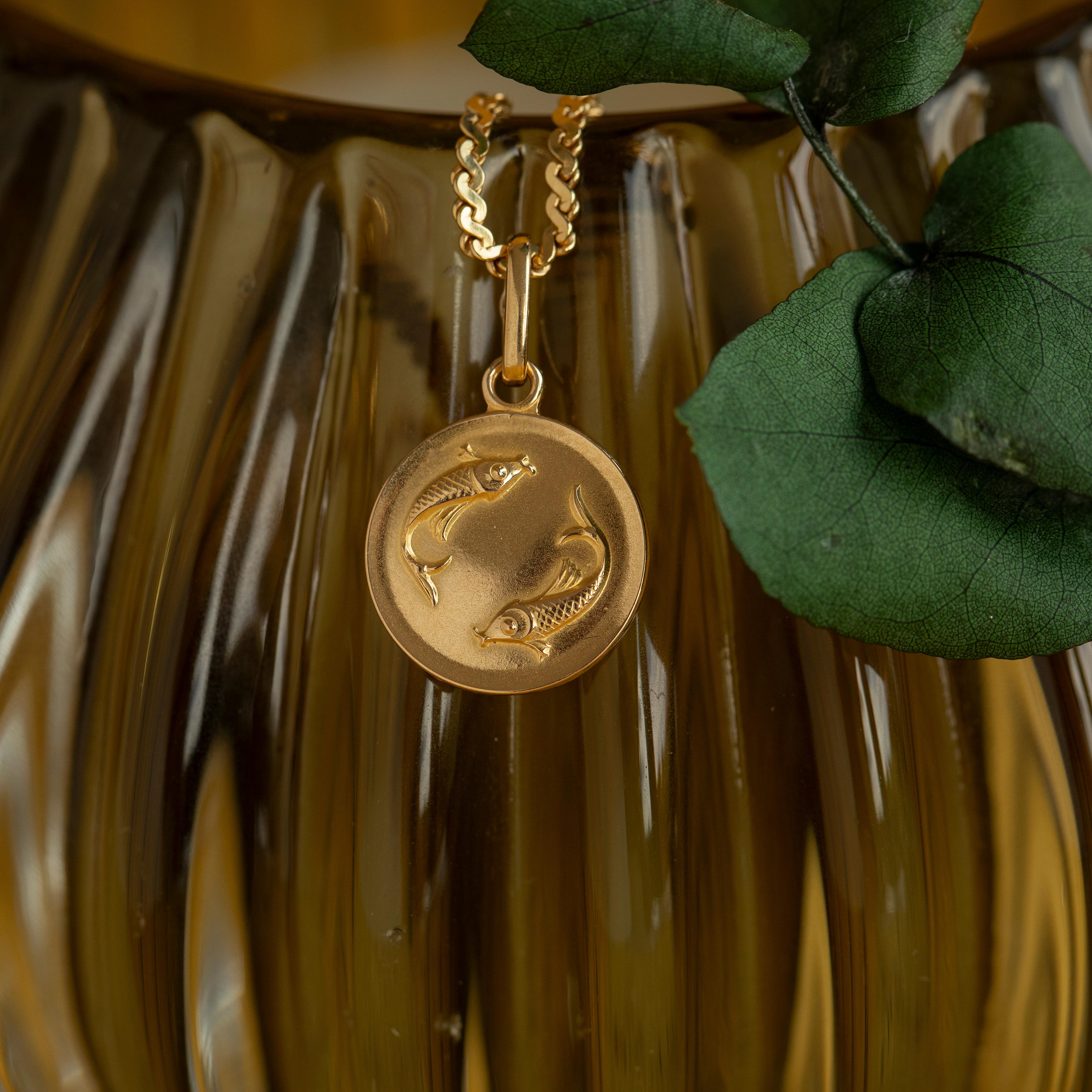 Charm Medaglione Pesci d'epoca in oro giallo 18 carati in vendita 2