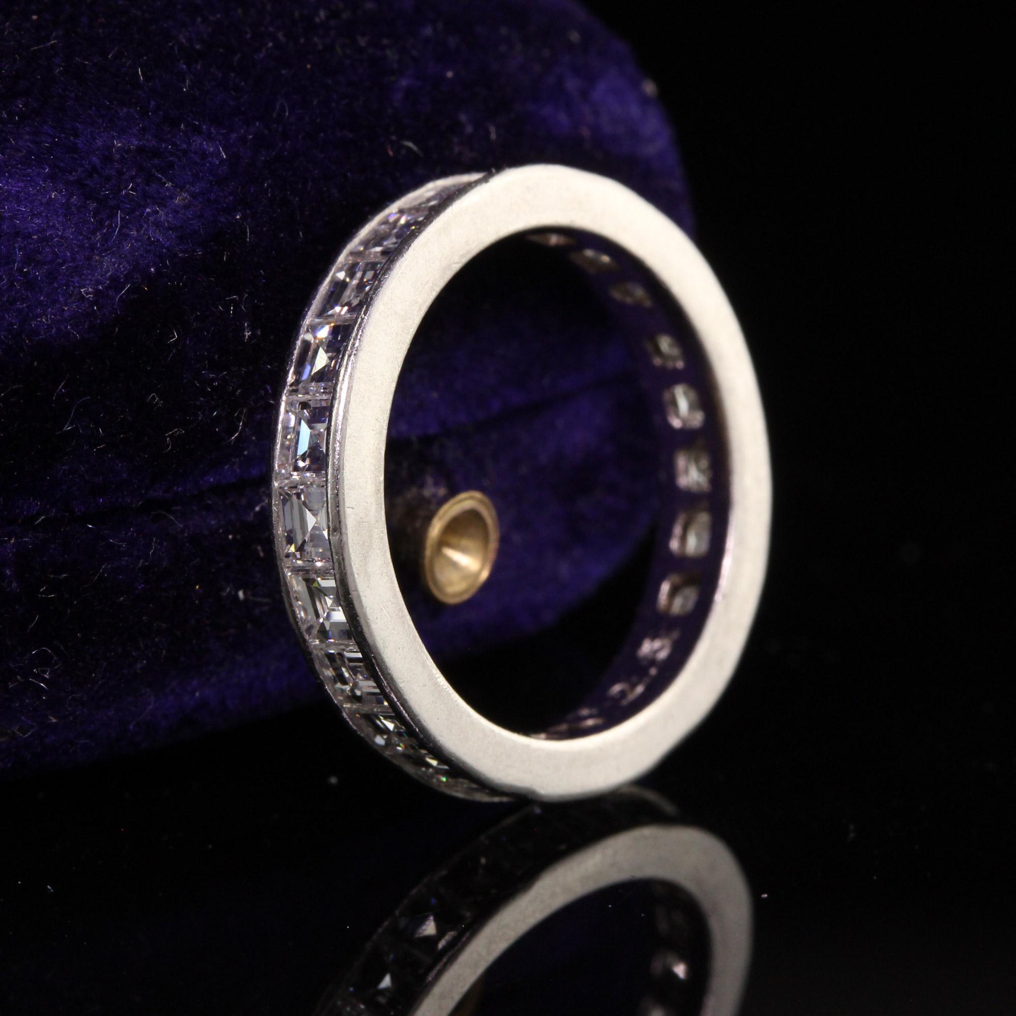 Retro-Vintage-Eternity-Ring aus Platin mit Diamant im Carre-Schliff (Carréeschliff) im Angebot