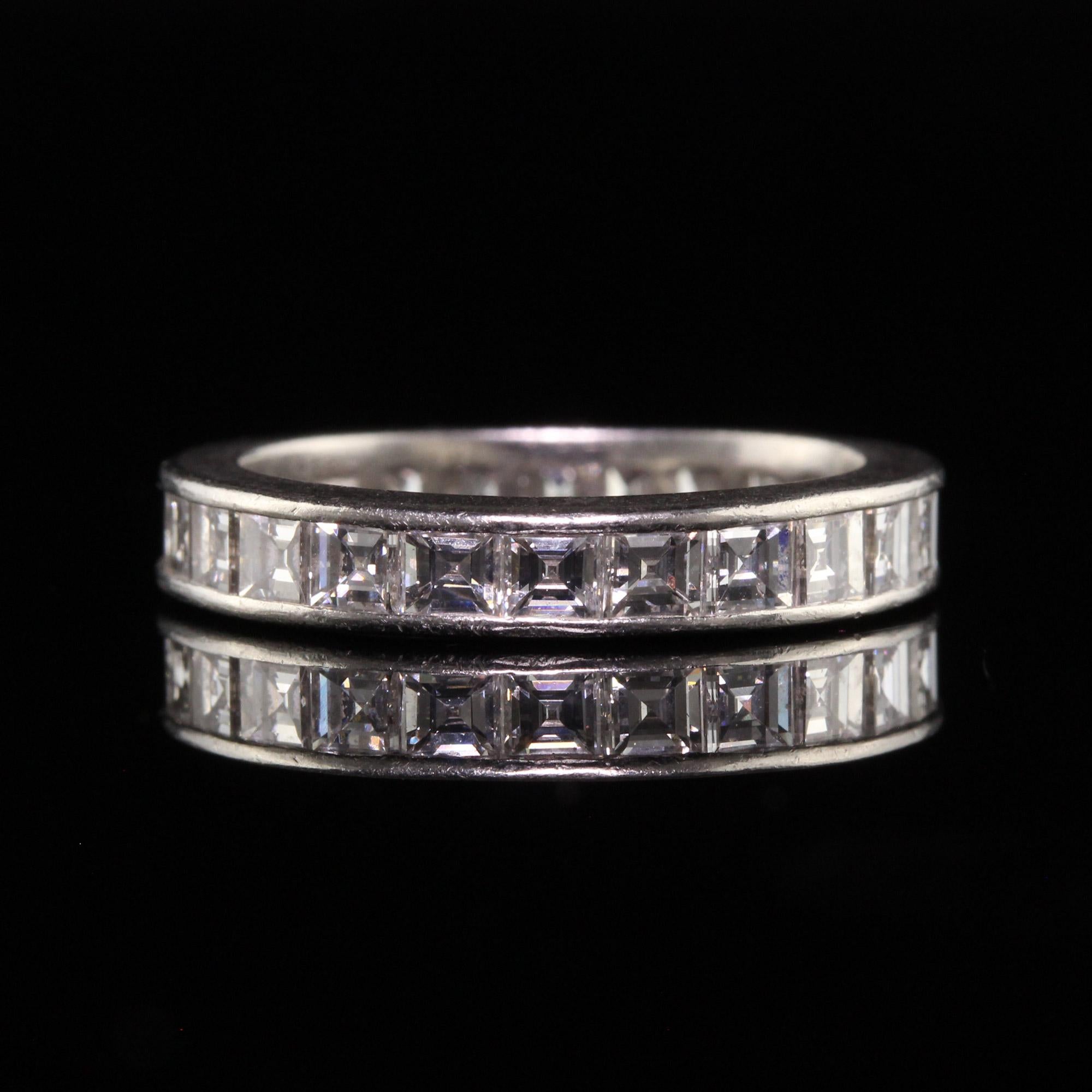 Retro-Vintage-Eternity-Ring aus Platin mit Diamant im Carre-Schliff im Zustand „Gut“ im Angebot in Great Neck, NY
