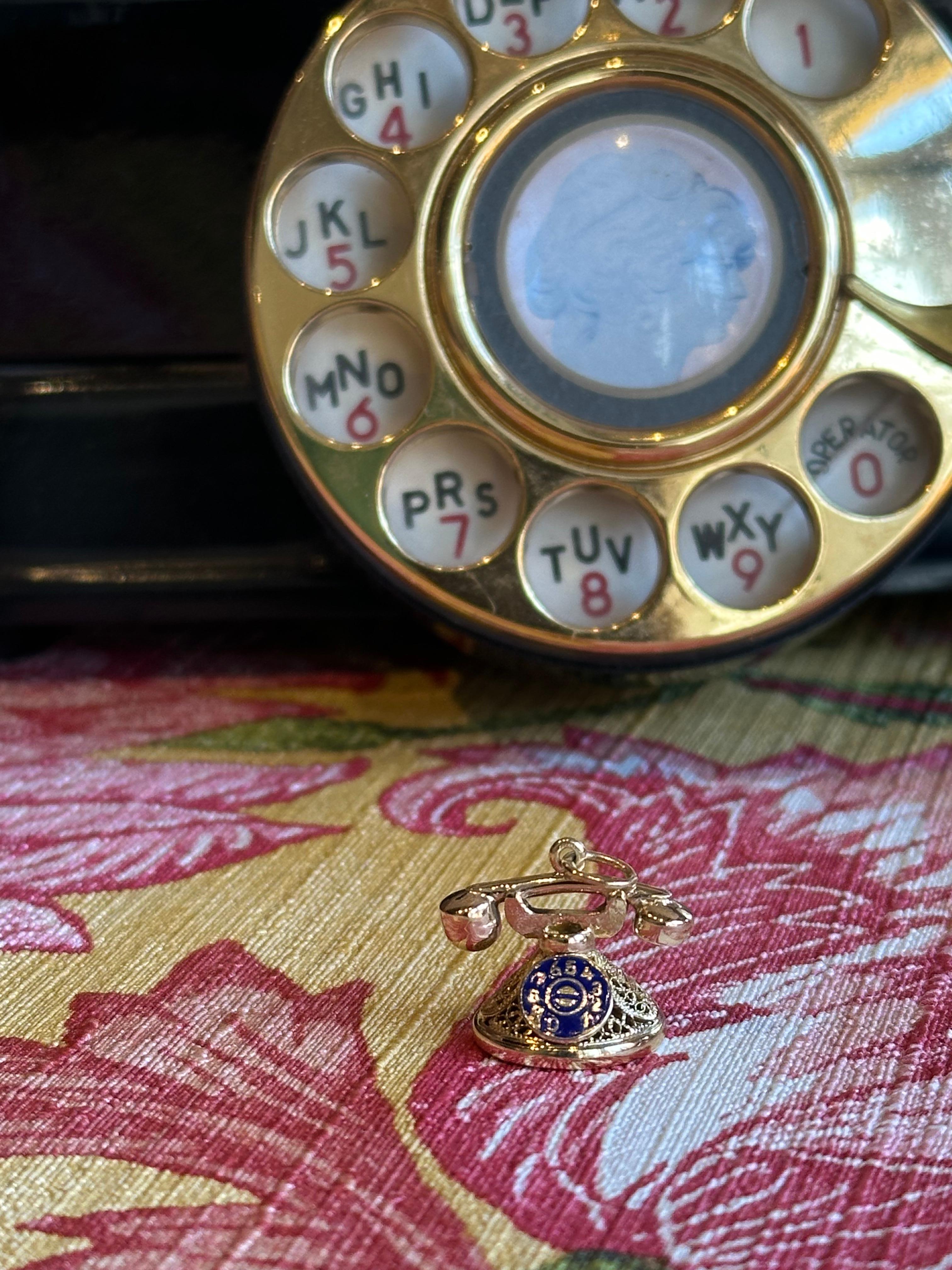 Retro Vintage Rotary Telefon Charme, emaillierte Details & Filigran 14K Gold im Angebot 1