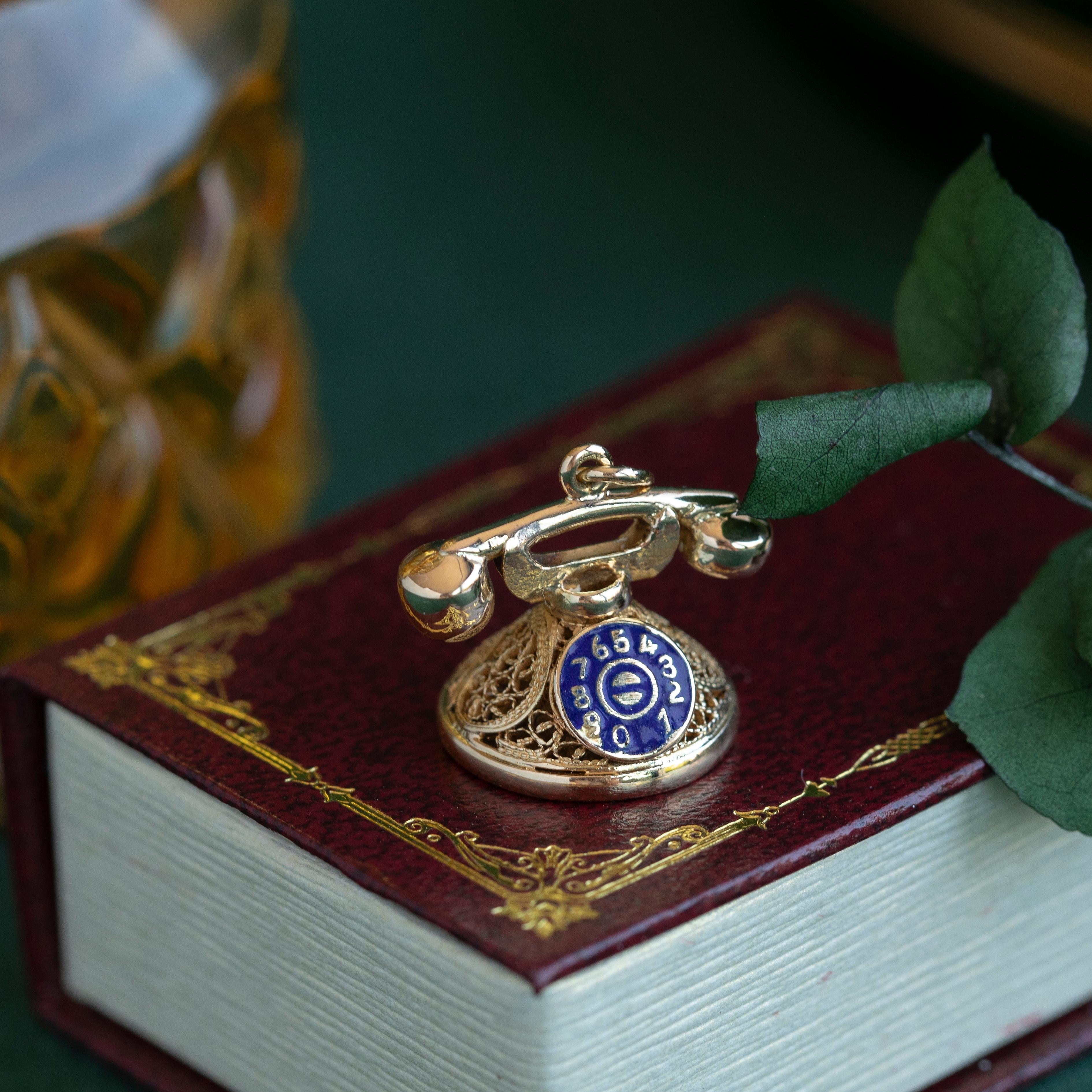 Retro Vintage Rotary Telefon Charme, emaillierte Details & Filigran 14K Gold im Angebot 3