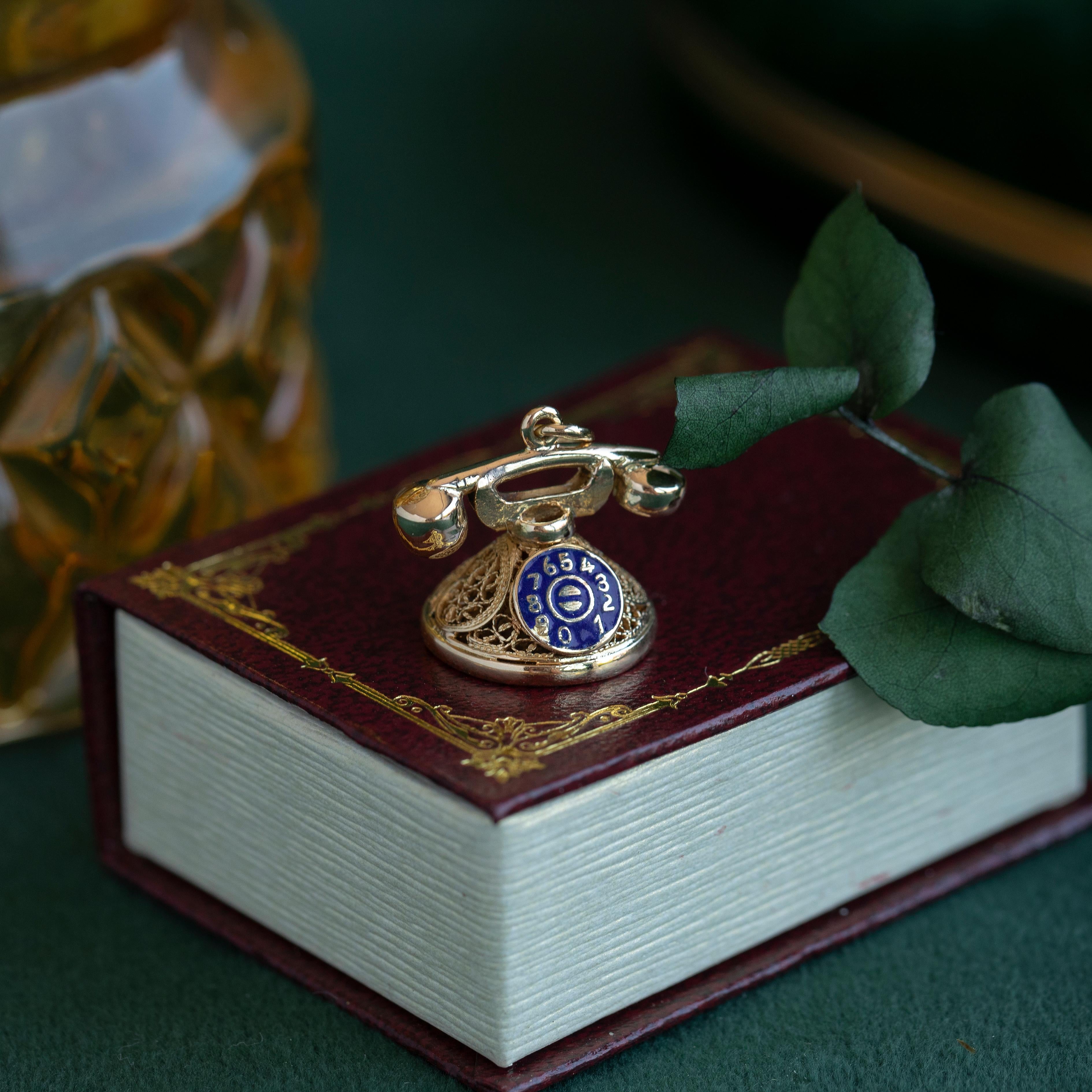 Retro Vintage Rotary Telefon Charme, emaillierte Details & Filigran 14K Gold im Angebot 4