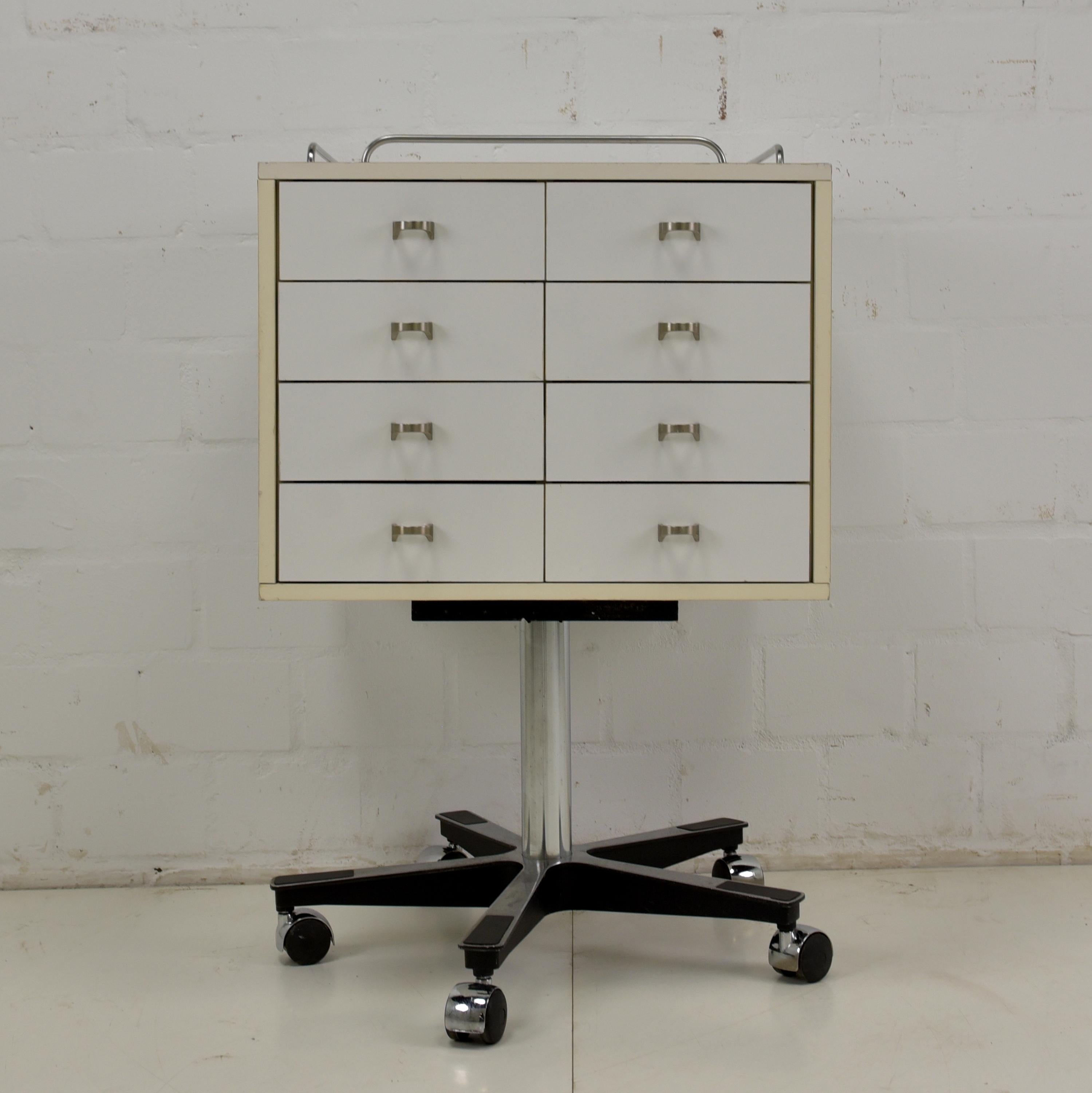 Small doctor's table retro vintage white rollable side table around 1980

Features:
Rollable model with shelves and 8 drawers
Rare and stylish model

Additional information:
Dimensions: 55 W x 55 D x 86.5 H cm
Condition: Good.
