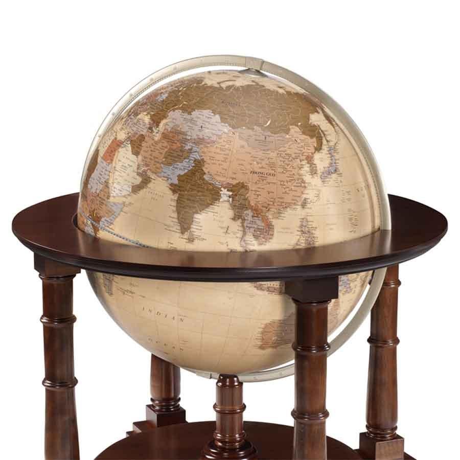 Globe retro walnut with base structure with solid
beech wood feet and with circled structure in African
walnut wood. Globe in beige finish with aluminium
meridian in brass finish.