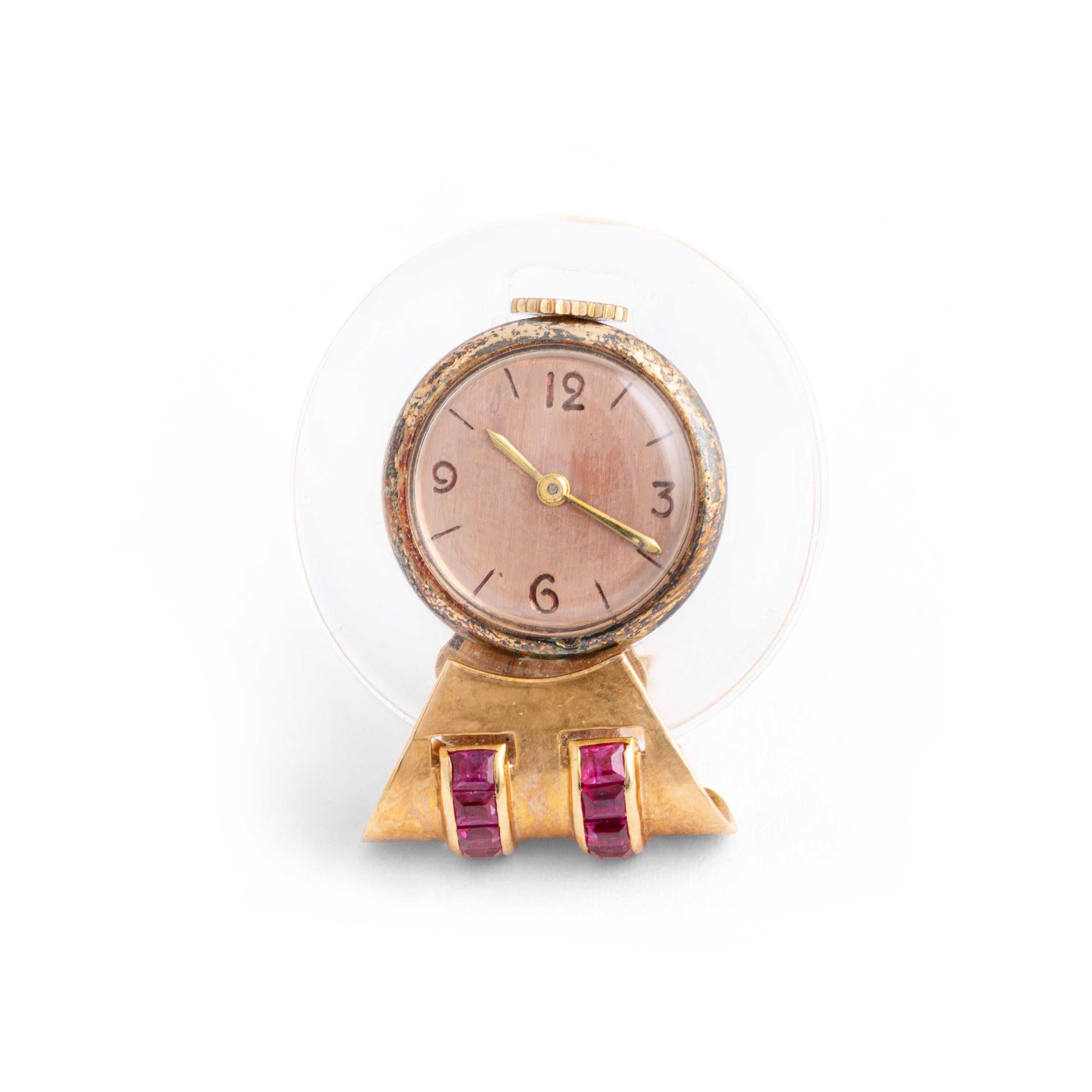 Spilla in oro con rubino calibrato, circa 1945.
Numero: 12658.

Altezza: circa 3.40 centimetri
Larghezza: circa 3.00 centimetri.
Peso lordo: 18.93 grammi.

Non garantiamo il funzionamento di questo orologio.
Si prega di notare che il movimento non è
