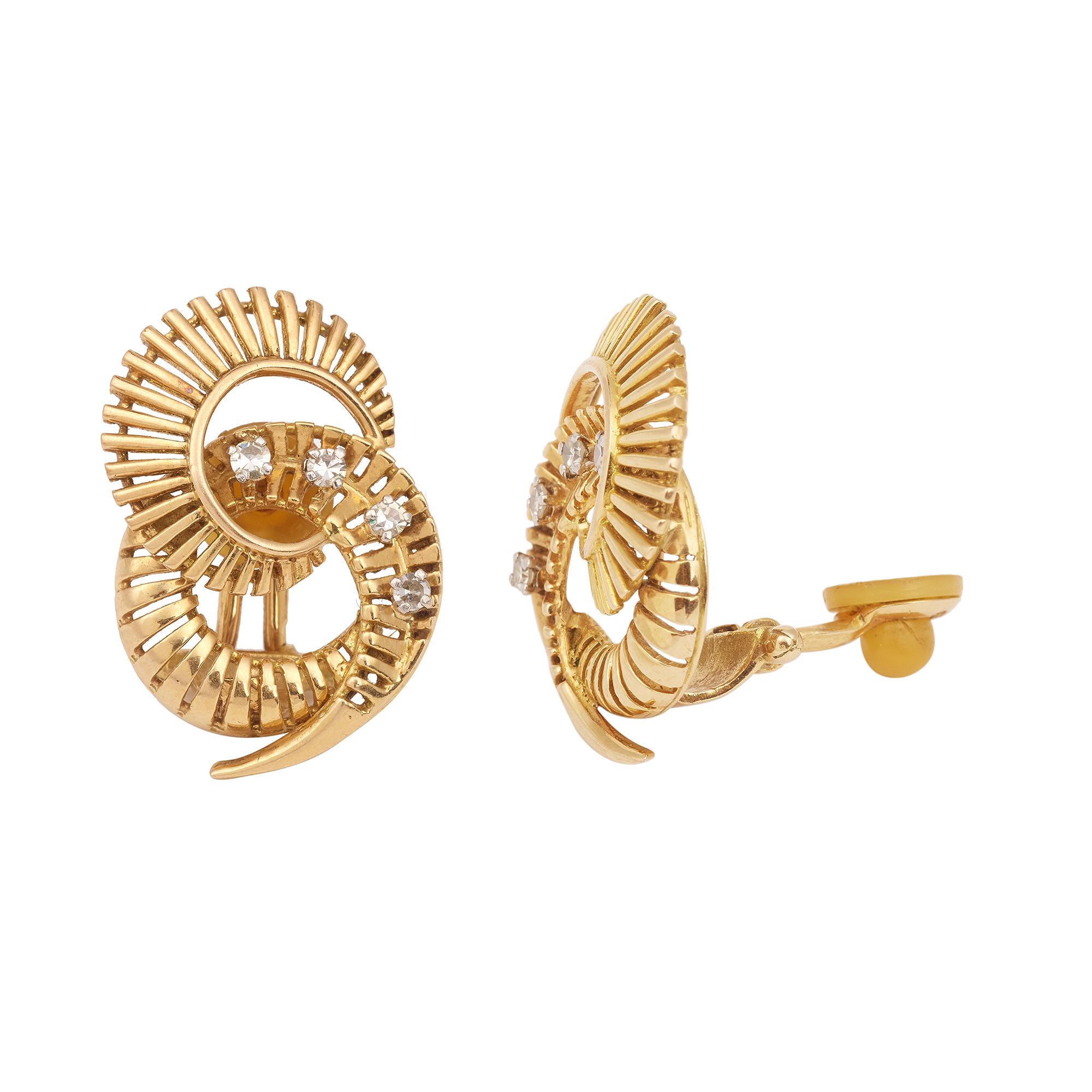 Amazing pair of Retro whirlwind earrings in yellow gold and set with brilliant-cut diamonds.
Clip on earrings.

Dimensions : 2.4 x 1.65 x 0.8 cm (0.94 x 0.63 x 0.31 inch)

Total weight of diamonds: approx 0.16 carats

18 karat yellow gold,