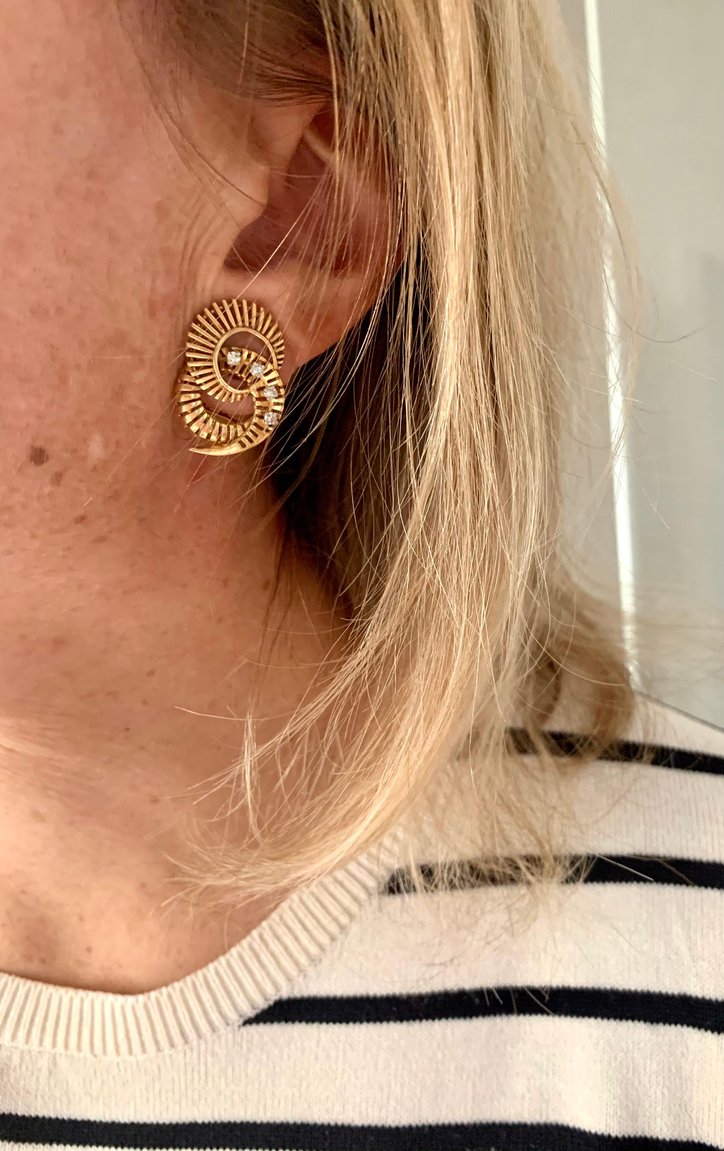 Retro Whirlwind Diamonds 18 Karat Yellow Gold Clips Earrings In Excellent Condition In Paris, FR