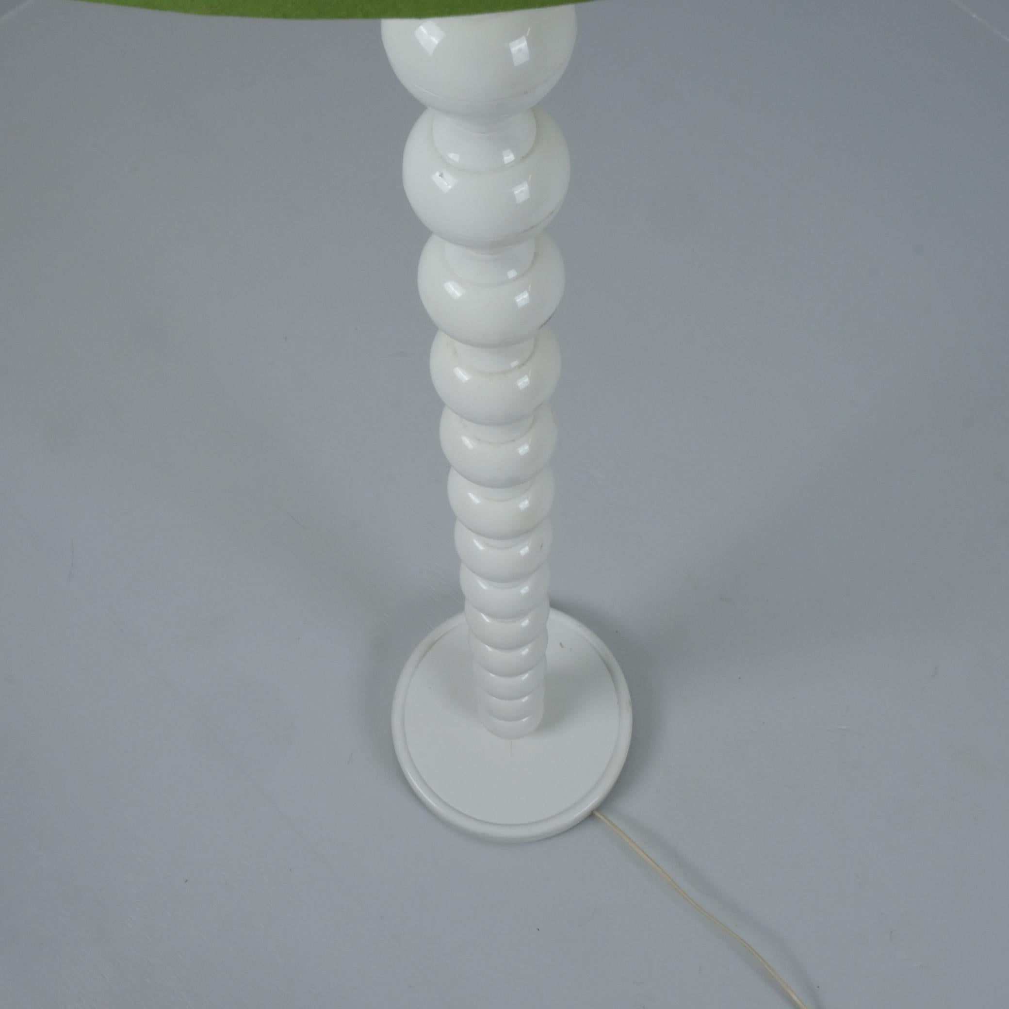 Lámpara de pie retro blanca y verde lima de Ikea, Suecia c. 1970 Sueco en venta