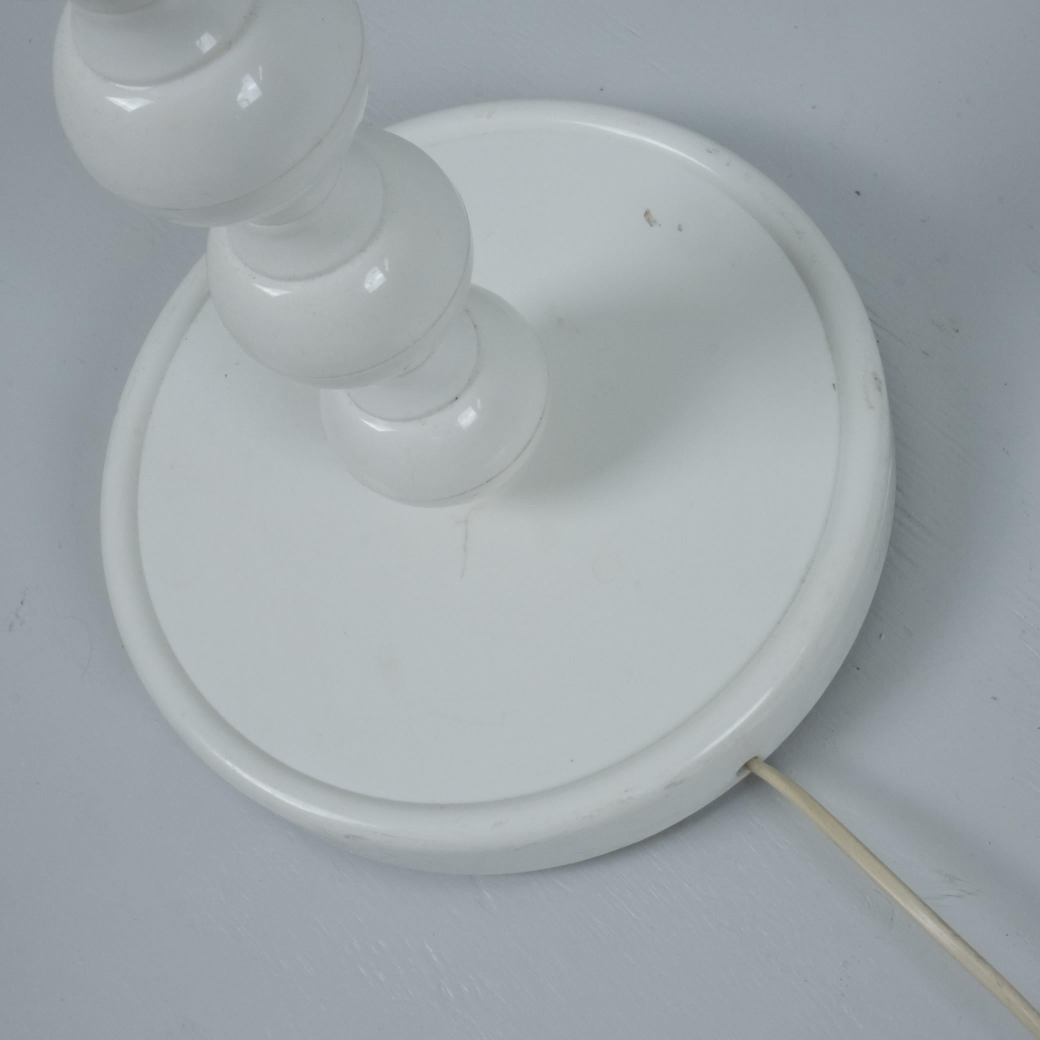 Lámpara de pie retro blanca y verde lima de Ikea, Suecia c. 1970 en Bueno estado para la venta en Helsinki, FI