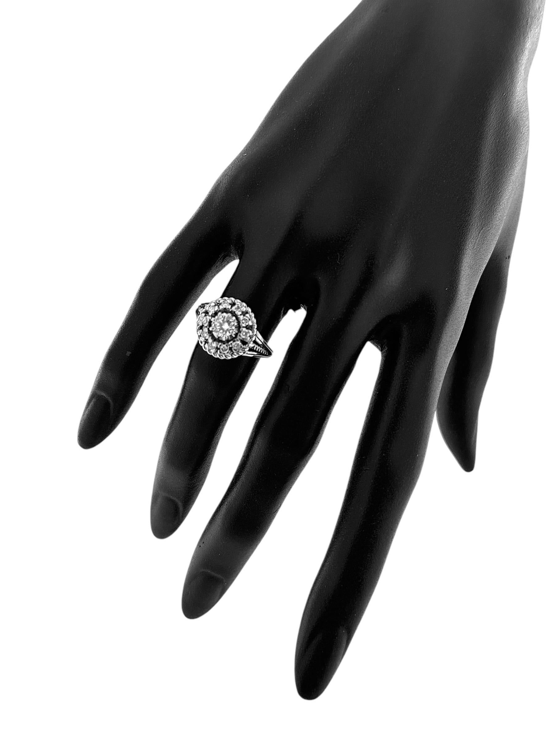 Ring top diameter : 1.3cm

This stunning Retro white gold cocktail ring is a true masterpiece of craftsmanship, blending vintage charm with timeless elegance. Certified by HRD for quality and authenticity, the ring is meticulously handcrafted from