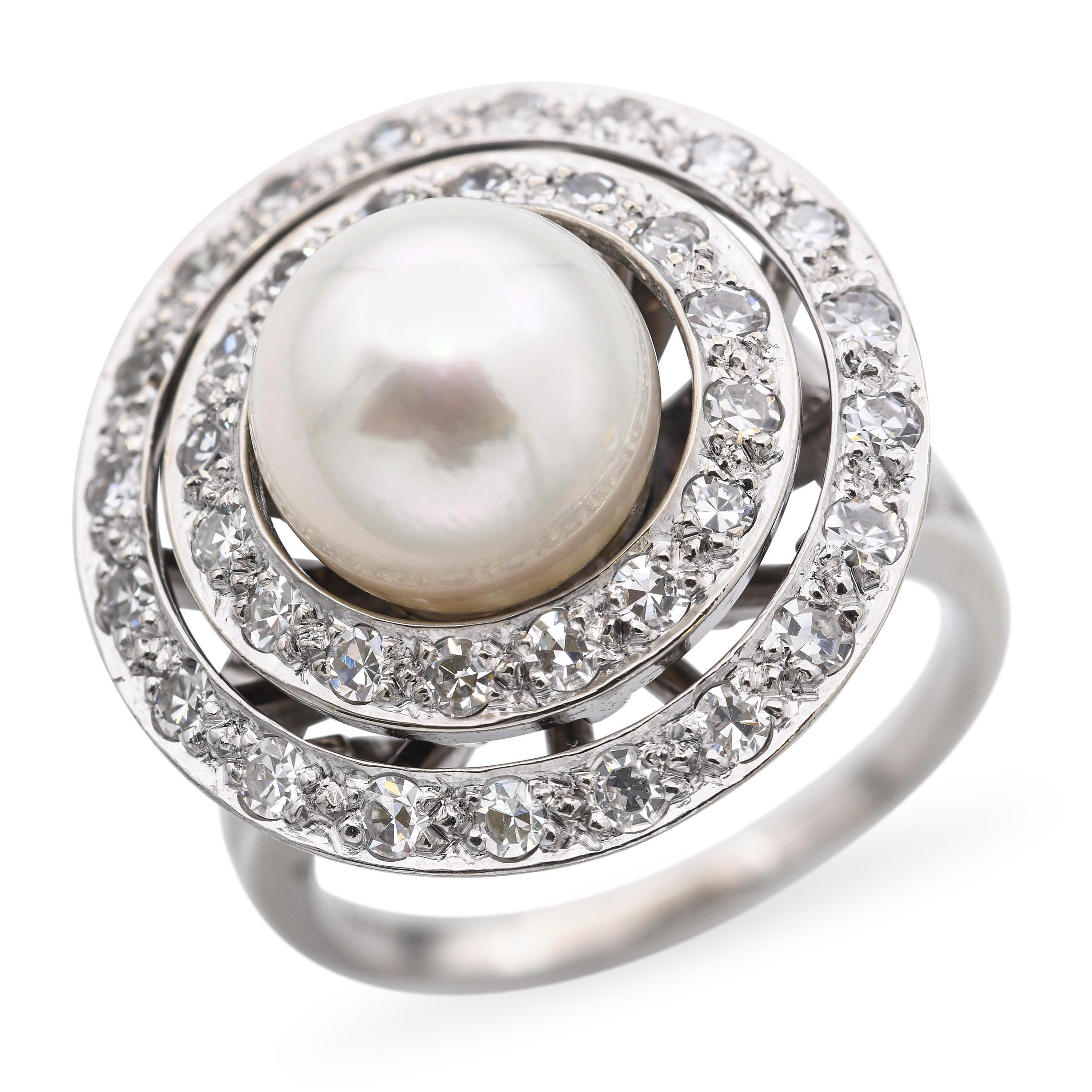 Dieser elegante Ring aus der Retro-Ära ist aus glänzendem Weißgold gefertigt und zeigt in seiner Mitte eine leuchtende Zuchtperle, die von einem funkelnden Halo aus Diamanten von insgesamt 0,55 Karat umgeben ist. Die Diamanten im Brillantschliff