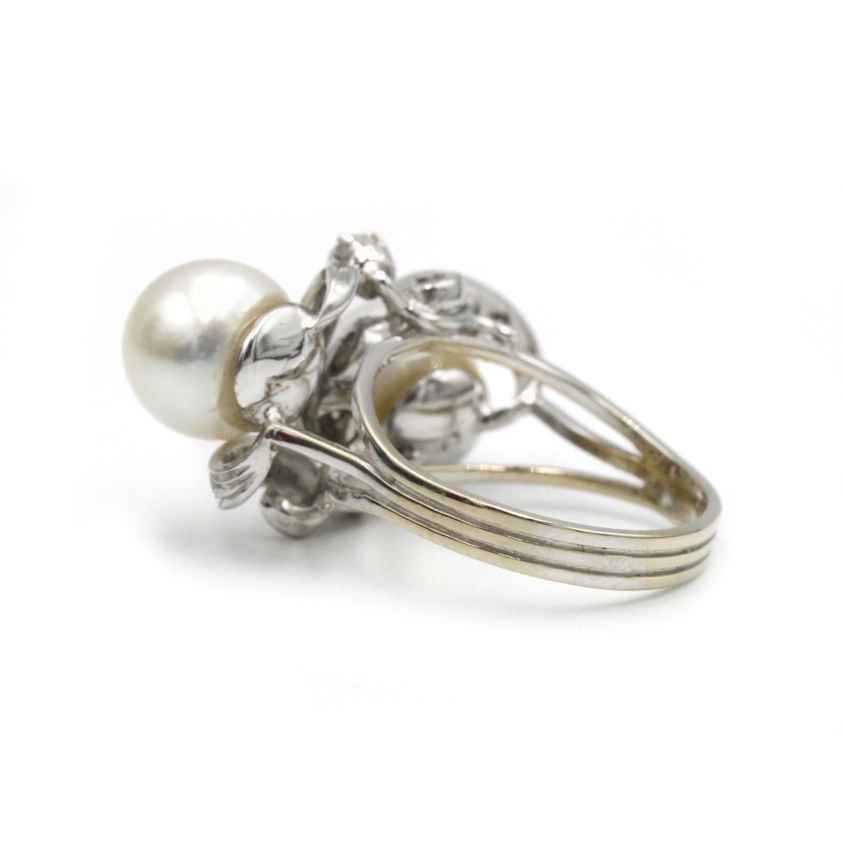 Anillo de cóctel retro de oro blanco con perlas y diamantes Corte brillante en venta