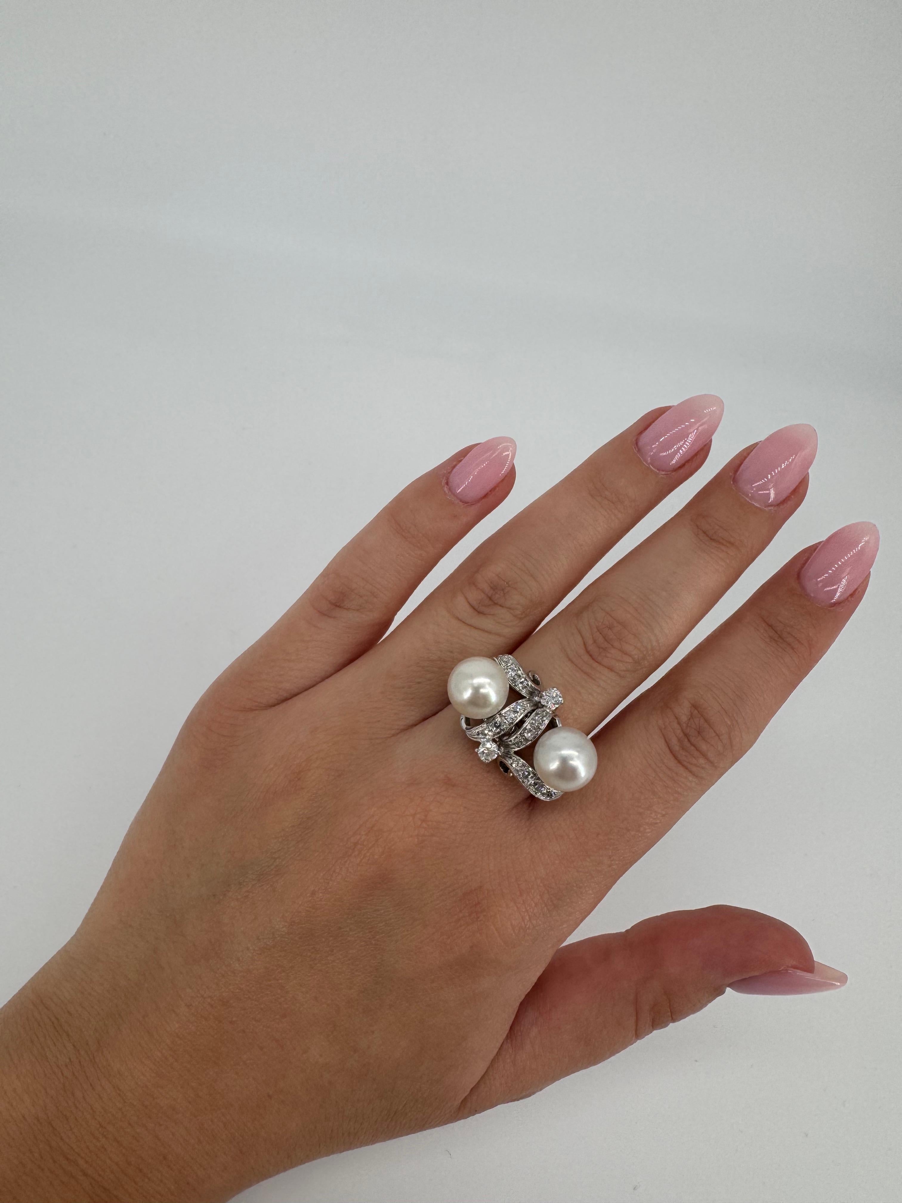 Anillo de cóctel retro de oro blanco con perlas y diamantes Corte brillante en venta