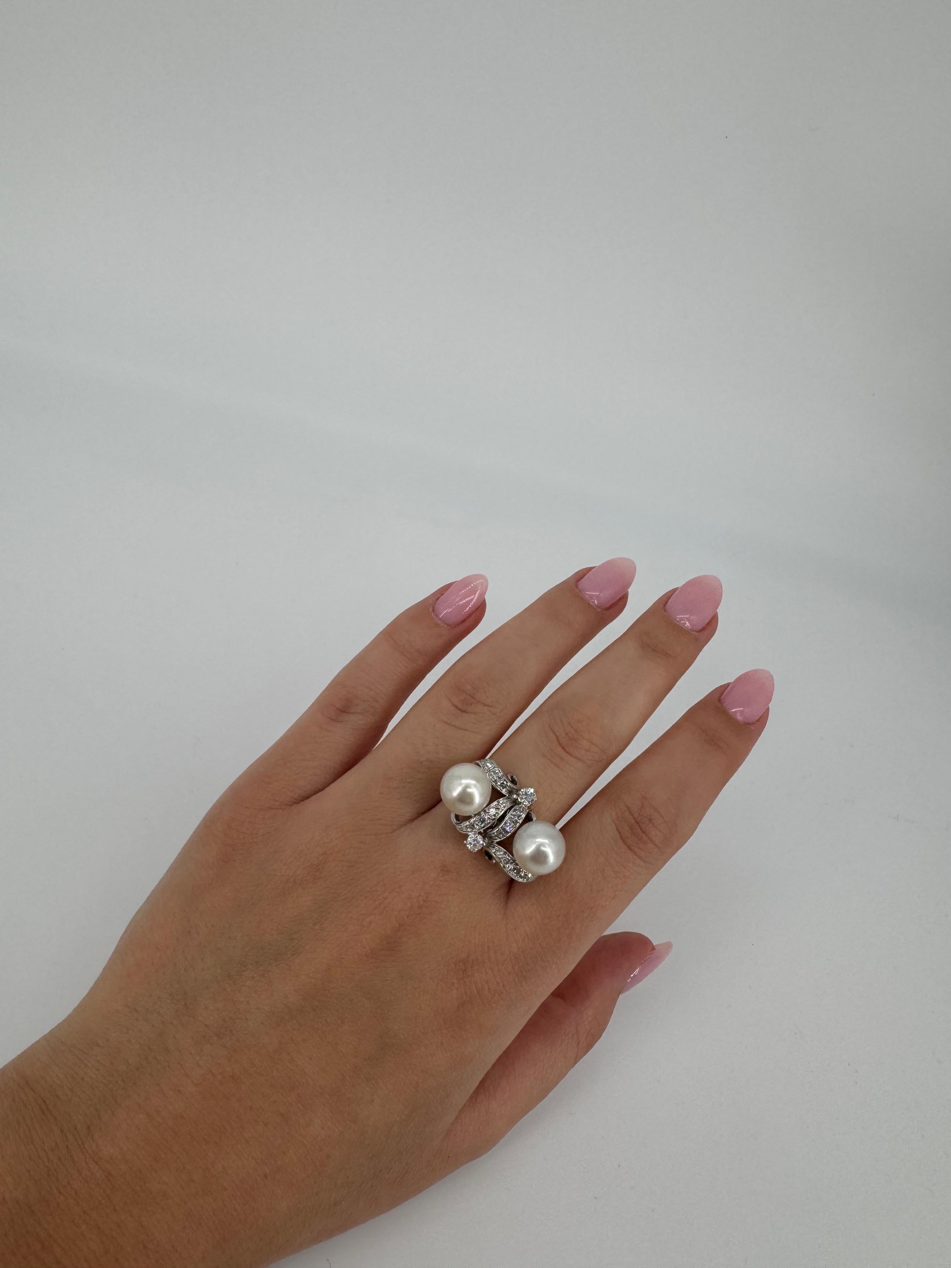 Anillo de cóctel retro de oro blanco con perlas y diamantes en venta 3