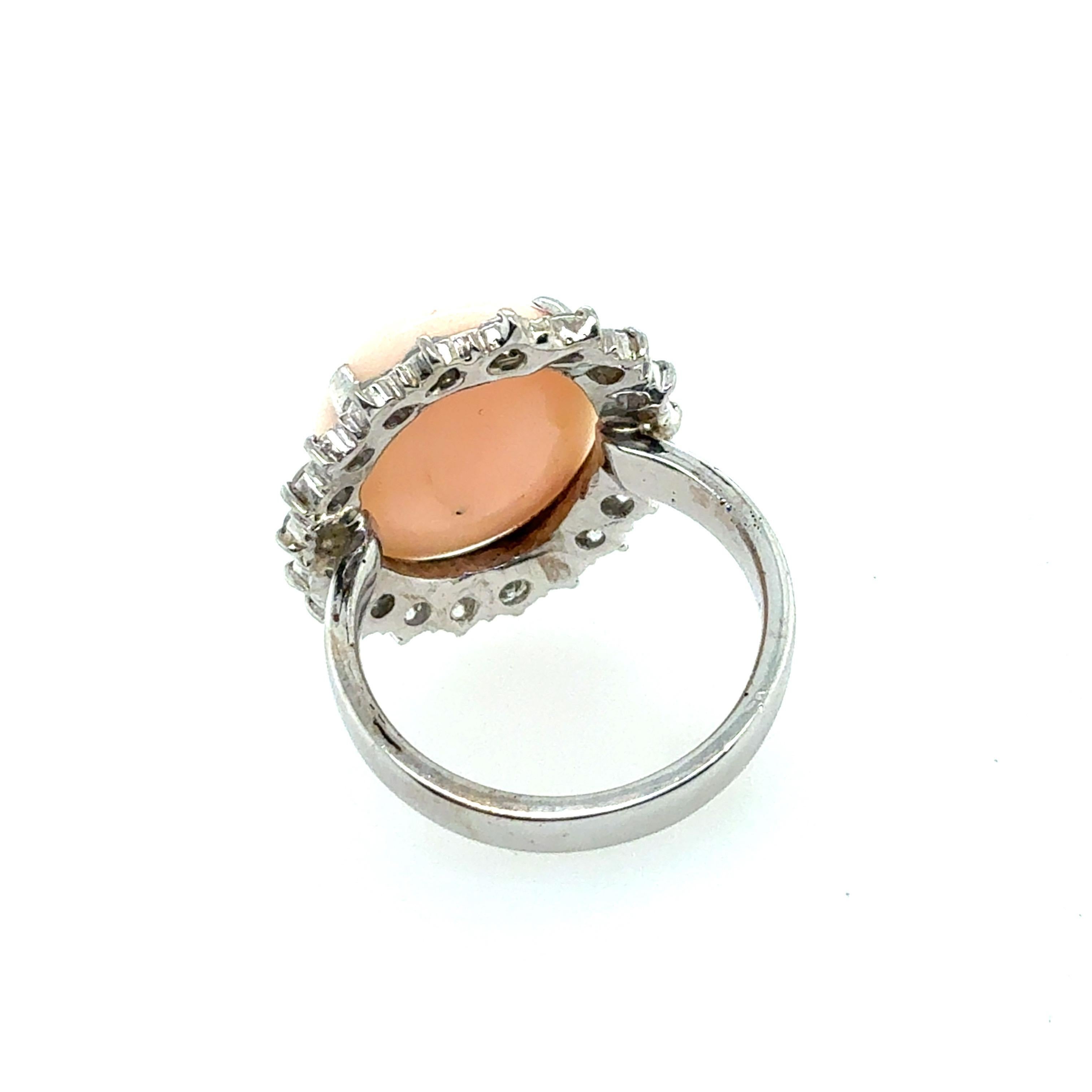 Retro Weißgold Pink Coral & 1,2ct Natural Diamond Statement Ring CIRCA 1970 (Rundschliff) im Angebot