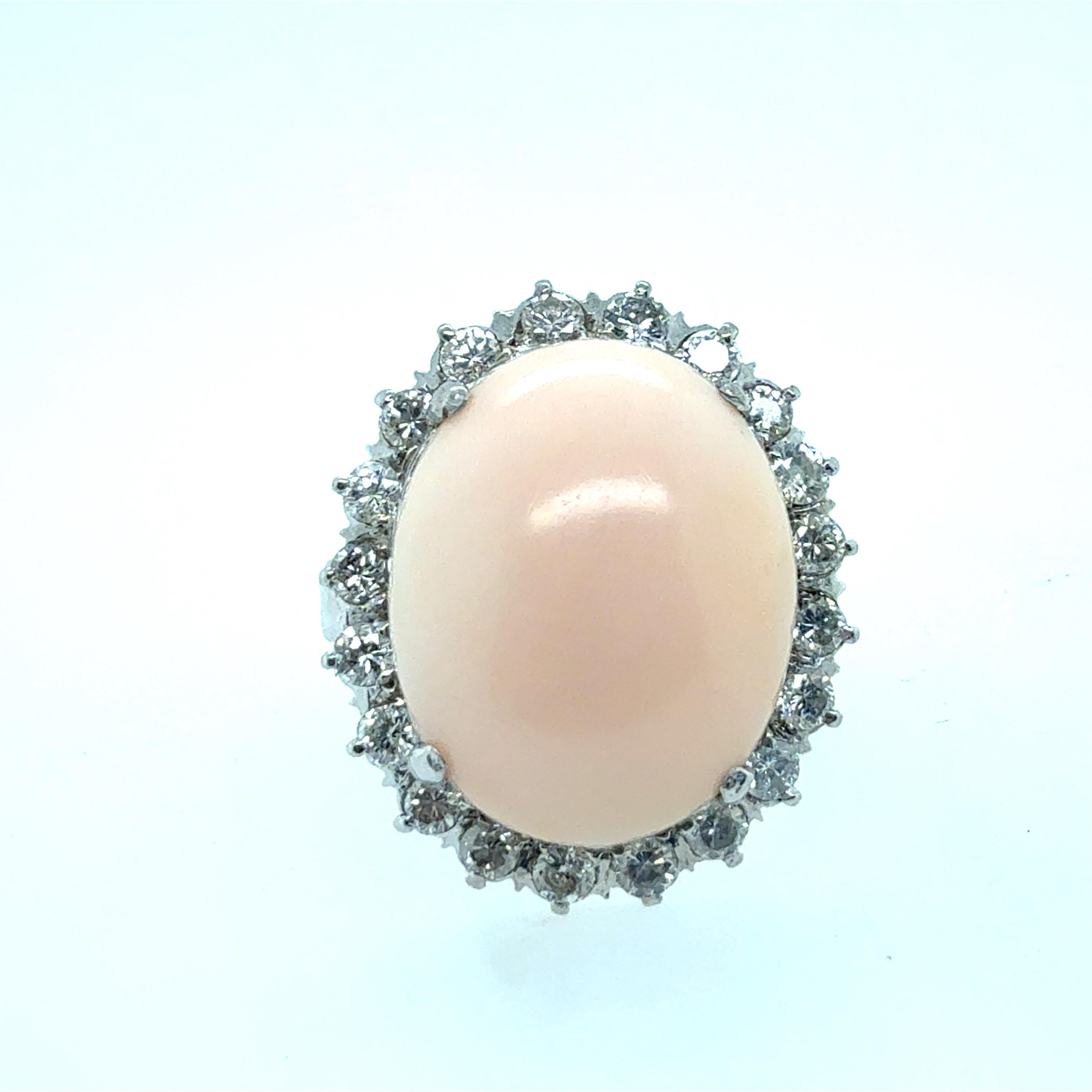 Retro Weißgold Pink Coral & 1,2ct Natural Diamond Statement Ring CIRCA 1970 Damen im Angebot