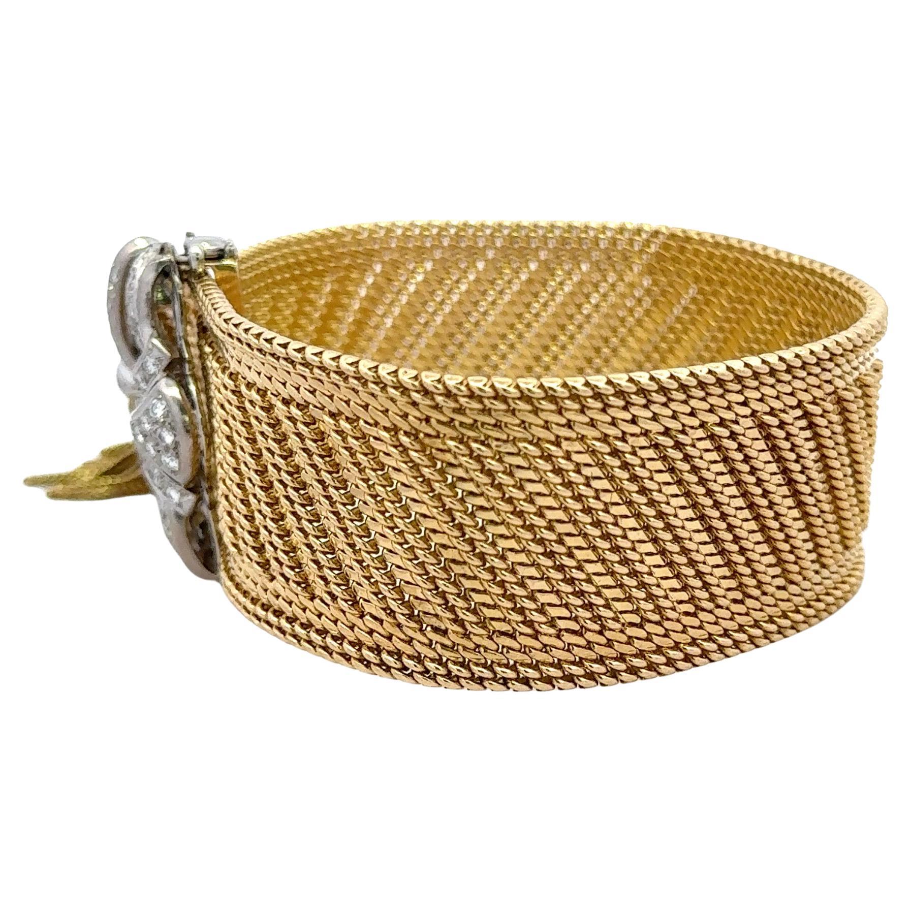 Pulsera ancha de oro amarillo de 18 quilates con cierre de hebilla con motivo de diamantes y diseño de borla decorativa que pesa 107,3 gramos.

¡Qué pulsera tan bonita! ¡Más bonito en persona! 

Más Pulseras Vintage en Stock
Mensaje para fotos y