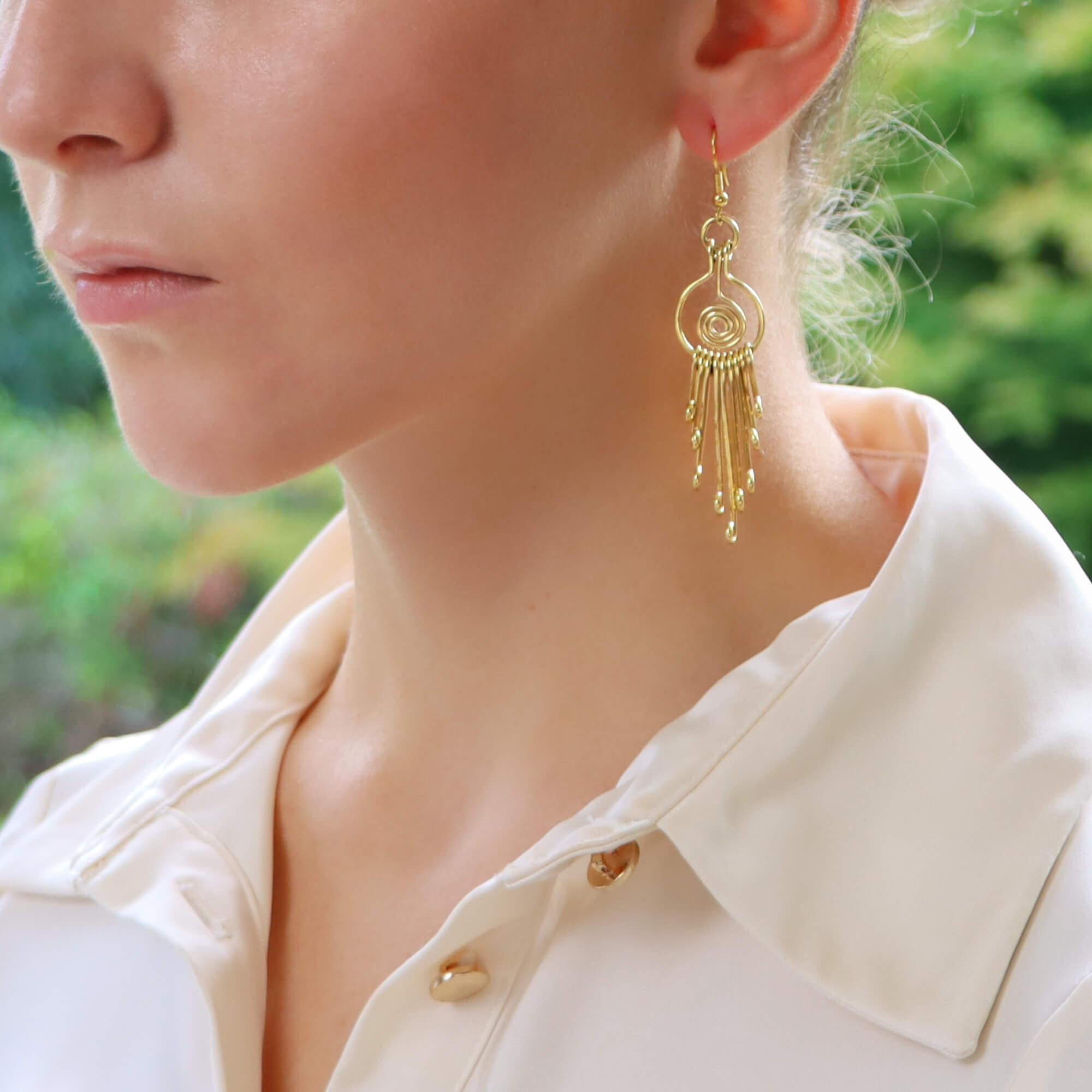 A very unusual pair of vintage wire-work swirl dangle drop earrings set in 18k yellow gold.
 
Each earring is composed of a number of wire-work swirl components; all of which perfectly slot together to create this beautiful retro motif. The drops