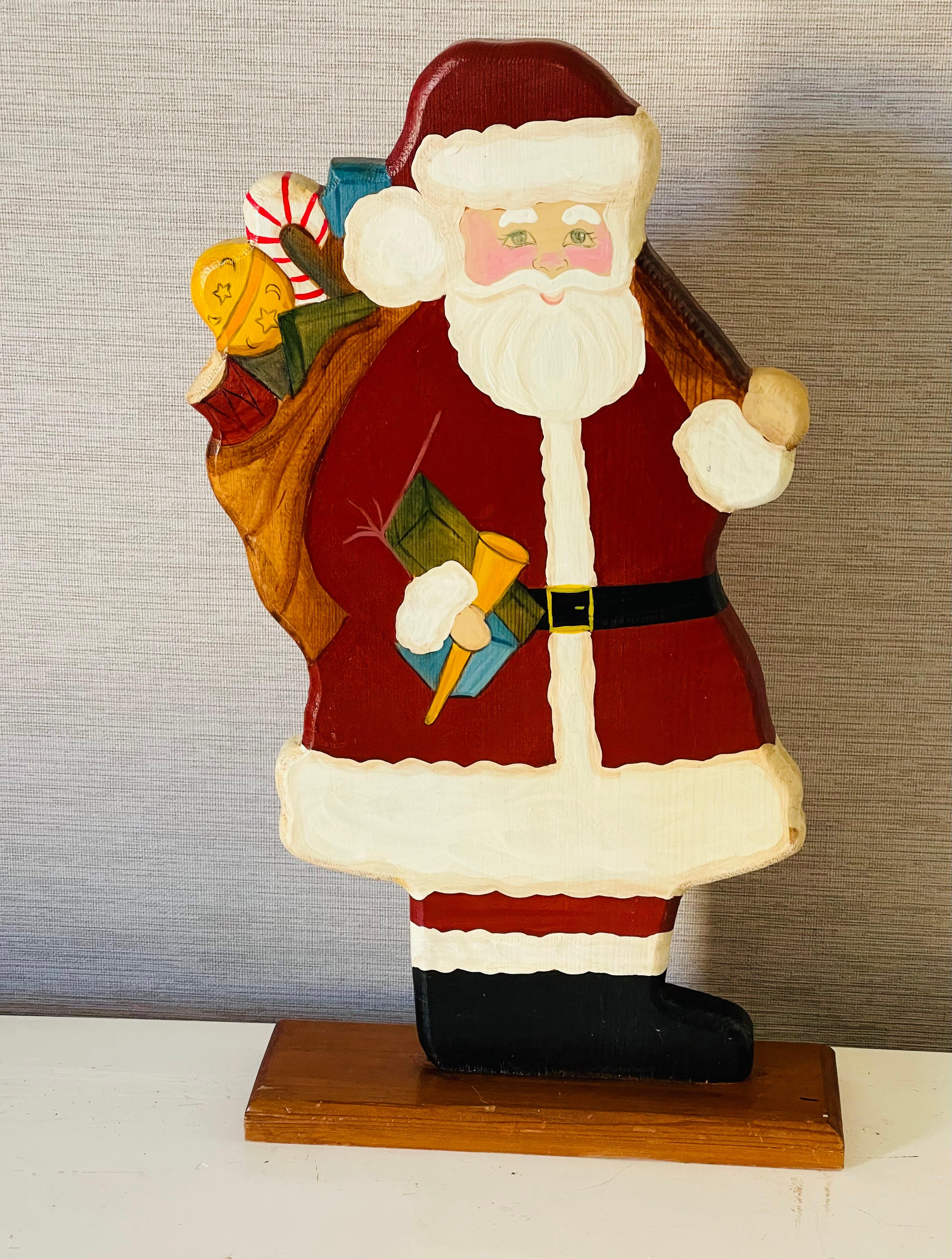 Cartello con statuetta di Babbo Natale retrò d'epoca. Legno intagliato e dipinto a mano. Grande oggetto da collezione o decorazione per le feste.